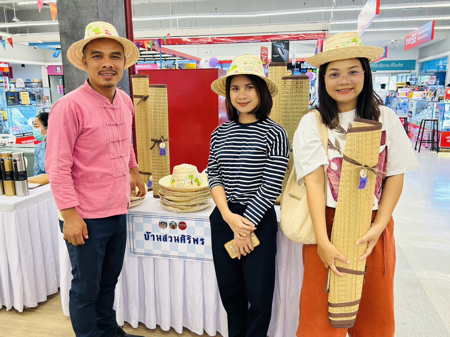 พช.ขอนแก่น : จัดกิจกรรมทดสอบตลาด ผลิตภัณฑ์ที่ได้รับการพัฒนา ตามโครงการพัฒนาผลิตภัณฑ์ Quadrant ให้มีมาตรฐาน D ณ ลานโปรโมชั่น ห้างสรรพสินค้าโลตัส สาขาประตูน้ำขอนแก่น