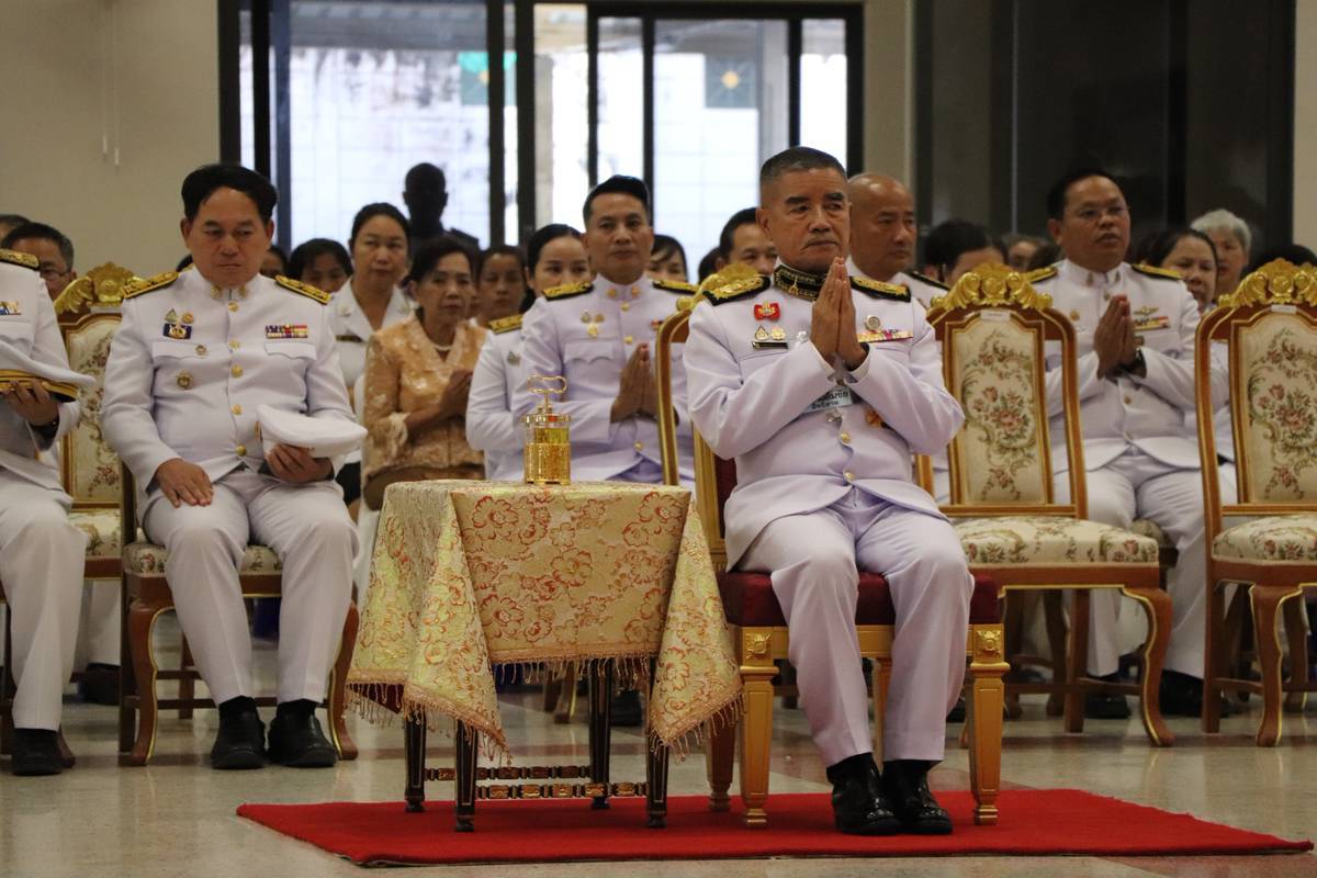 จังหวัดขอนแก่น : พระบาทสมเด็จพระเจ้าอยู่หัว ทรงพระกรุณาโปรดเกล้าโปรดกระหม่อมให้ พลเอก เฉลิมชัย สิทธิสาท องคมนตรี เป็นผู้เชิญสัญญาบัตร พัดยศ และผ้าไตร ไปถวายแต่คณะสงฆ์ ณ วัดศรีจันทร์ อำเภอเมืองขอนแก่น จังหวัดขอนแก่น