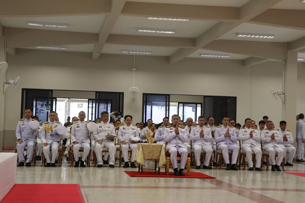 จังหวัดขอนแก่น : พระบาทสมเด็จพระเจ้าอยู่หัว ทรงพระกรุณาโปรดเกล้าโปรดกระหม่อมให้ พลเอก เฉลิมชัย สิทธิสาท องคมนตรี เป็นผู้เชิญสัญญาบัตร พัดยศ และผ้าไตร ไปถวายแต่คณะสงฆ์ ณ วัดศรีจันทร์ อำเภอเมืองขอนแก่น จังหวัดขอนแก่น