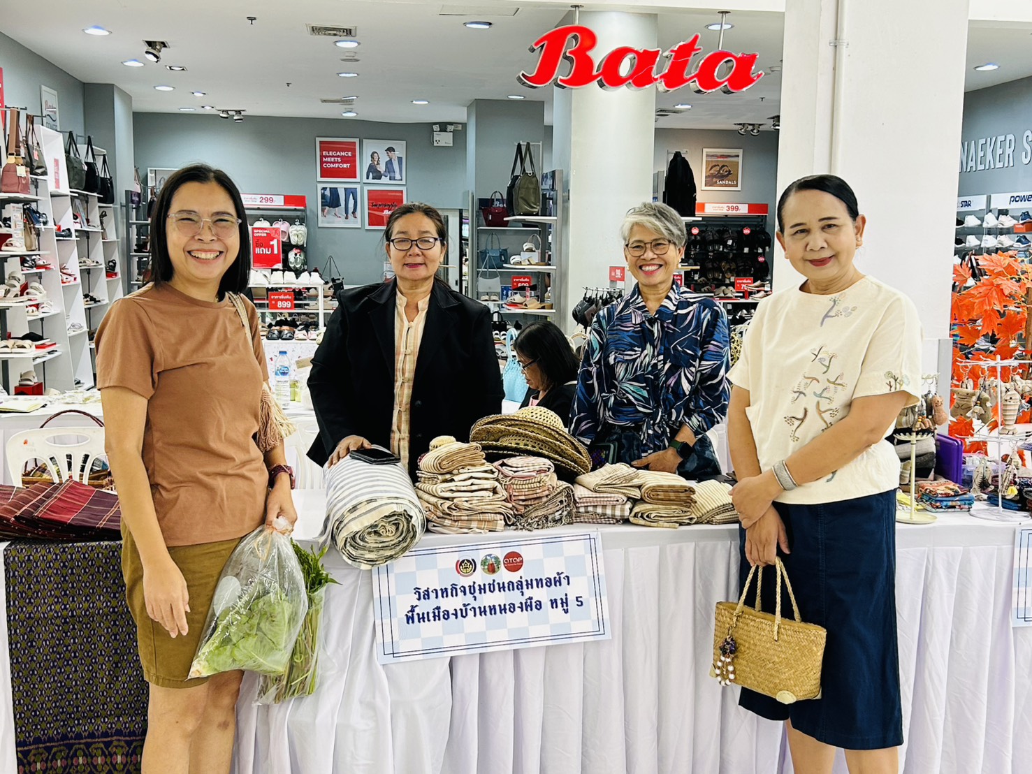 พช.ขอนแก่น : จัดกิจกรรมทดสอบตลาด ผลิตภัณฑ์ที่ได้รับการพัฒนา ตามโครงการพัฒนาผลิตภัณฑ์ Quadrant ให้มีมาตรฐาน D ณ ลานโปรโมชั่น ห้างสรรพสินค้าโลตัส สาขาประตูน้ำขอนแก่น