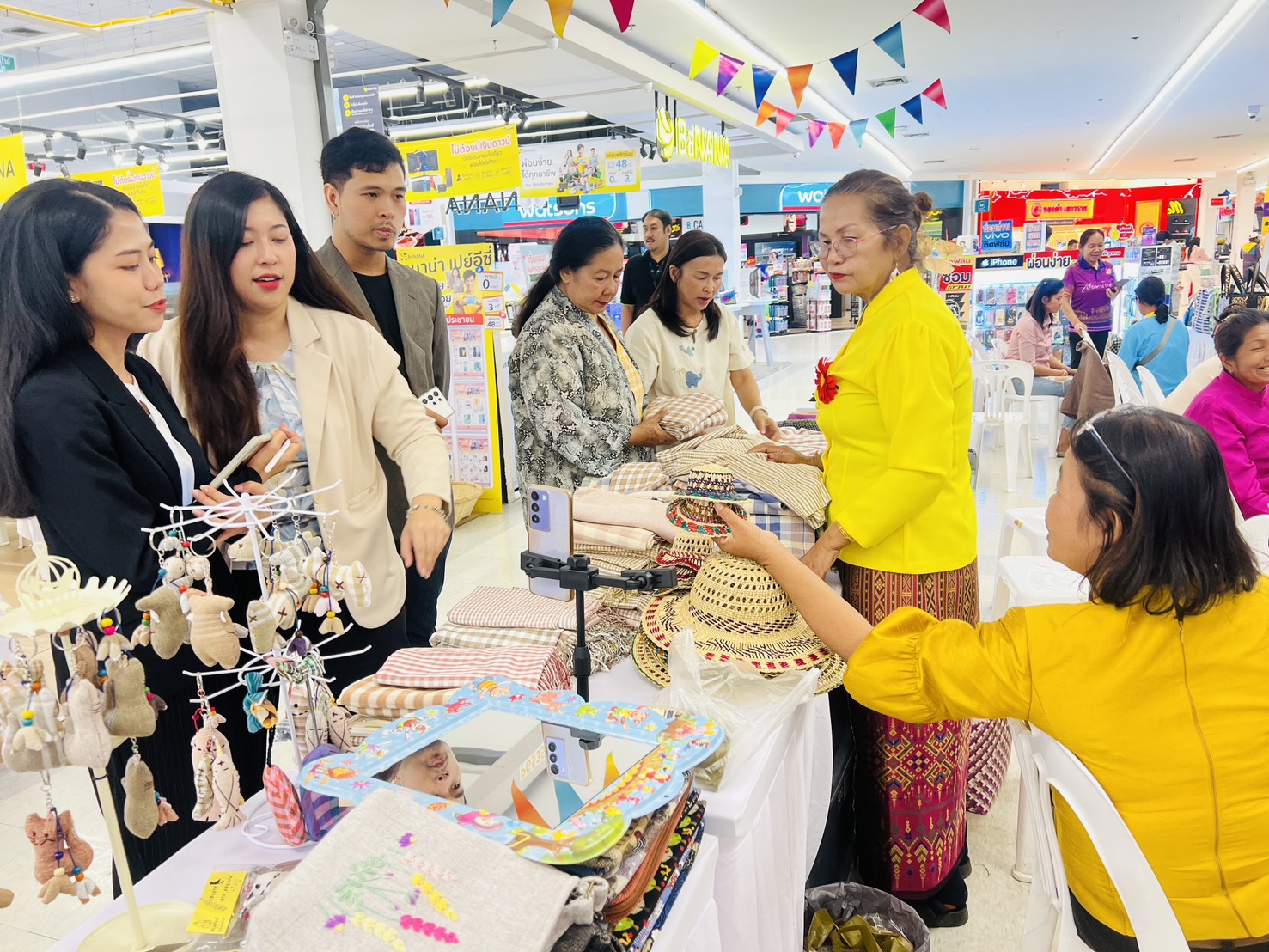 พช.ขอนแก่น : จัดกิจกรรมทดสอบตลาด ผลิตภัณฑ์ที่ได้รับการพัฒนา ตามโครงการพัฒนาผลิตภัณฑ์ Quadrant ให้มีมาตรฐาน D ณ ลานโปรโมชั่น ห้างสรรพสินค้าโลตัส สาขาประตูน้ำขอนแก่น (วันที่2)
