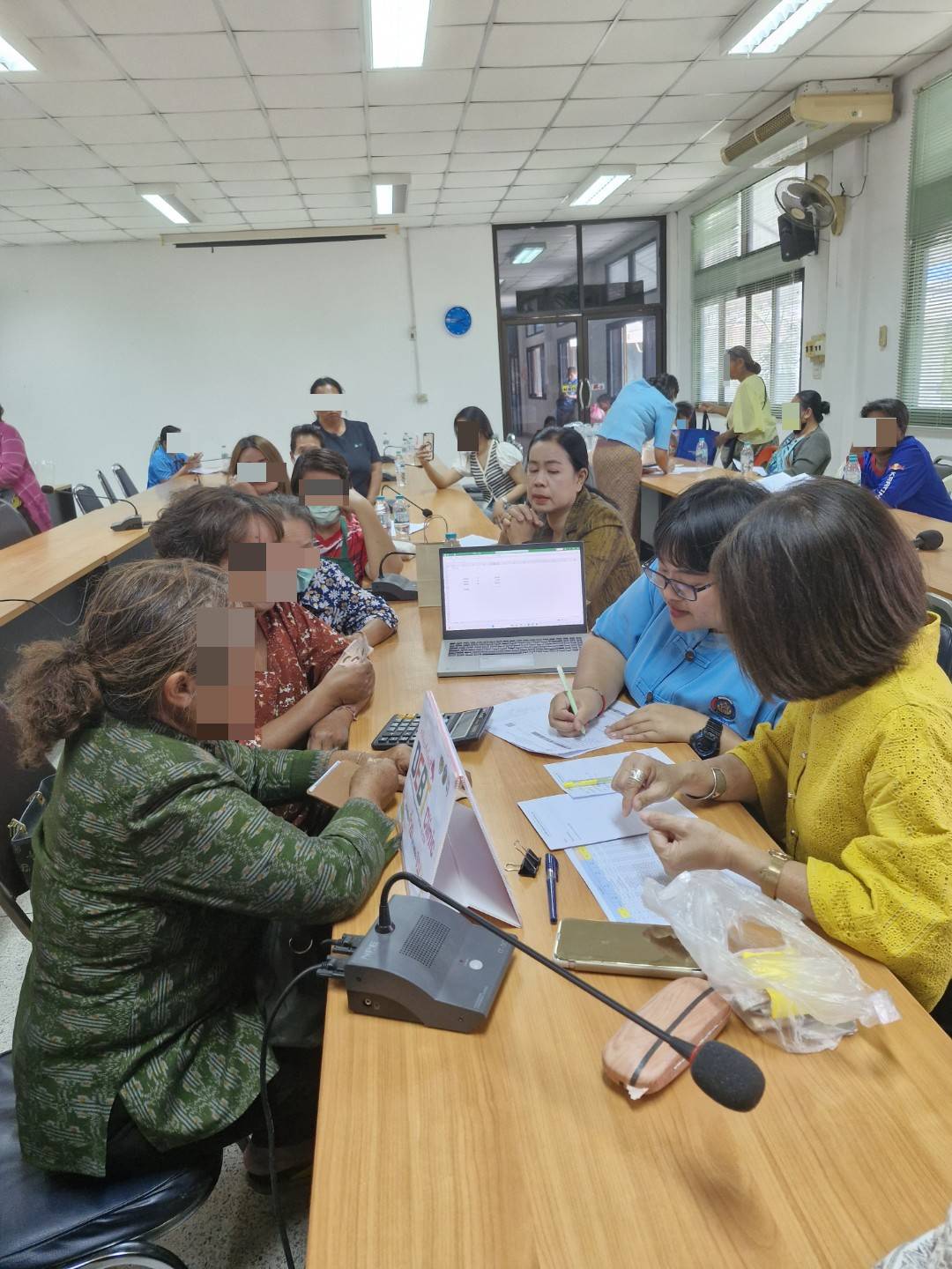 พช.ขอนแก่น : ลงพื้นที่ติดตามและสนับสนุนการดำเนินงาน การบริหารจัดการหนี้ค้างเกินกำหนดชำระ กองทุนพัฒนาบทบาทสตรี (คลินิกแก้หนี้สตรี คุณพร้อมจ่าย เราพร้อมจบ DEBT Clinic By CDK)