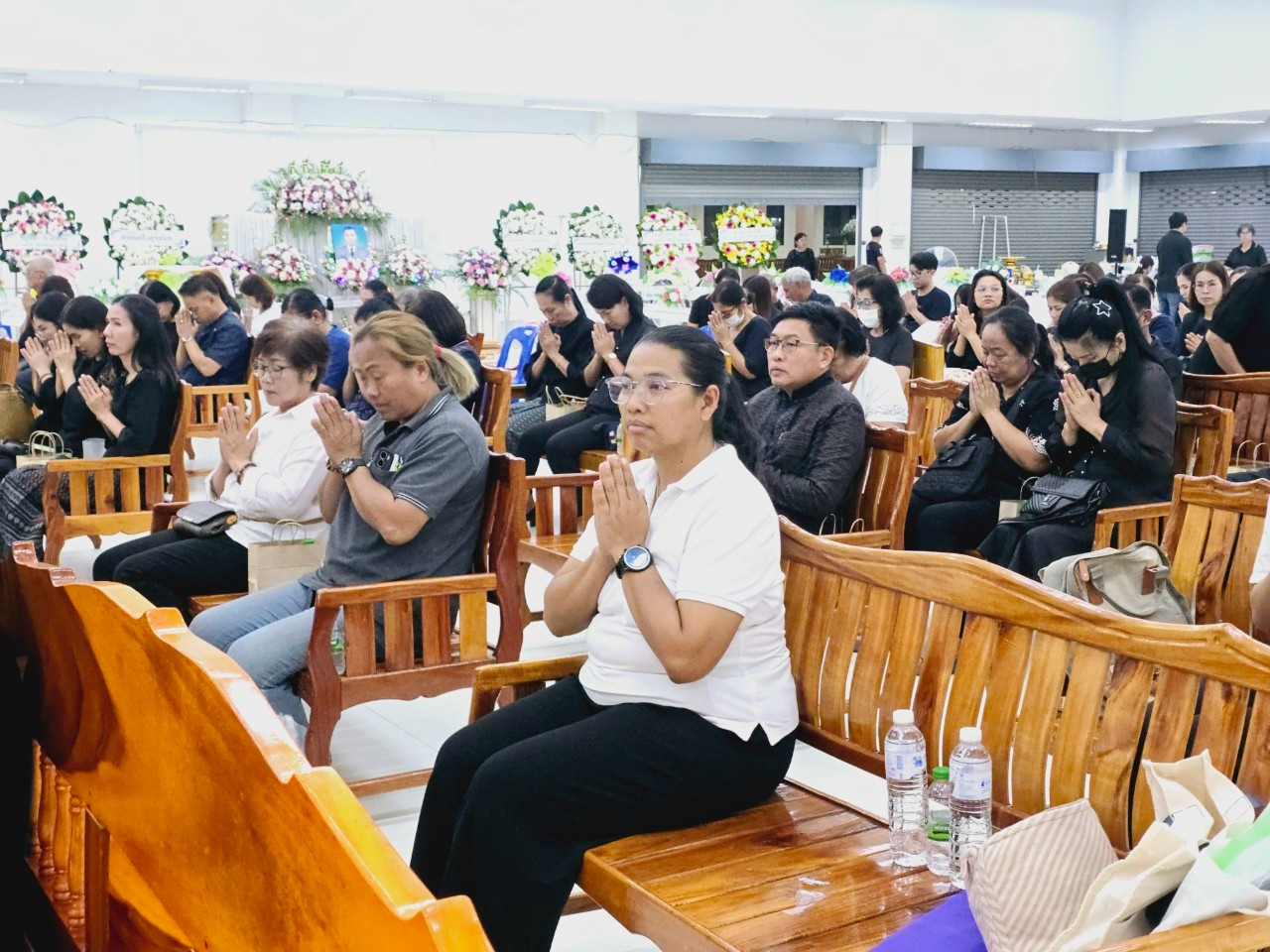 พช.ขอนแก่น : ร่วมเป็นเจ้าภาพฟังสวดพระอภิธรรม ร้อยตำรวจเอกสมศักดิ์ สุขสนิท บิดาของ นางสาวกมลรัตน์ สุขสนิท พัฒนาการอำเภอชนบท สำนักงานพัฒนาชุมชนอำเภอชนบท