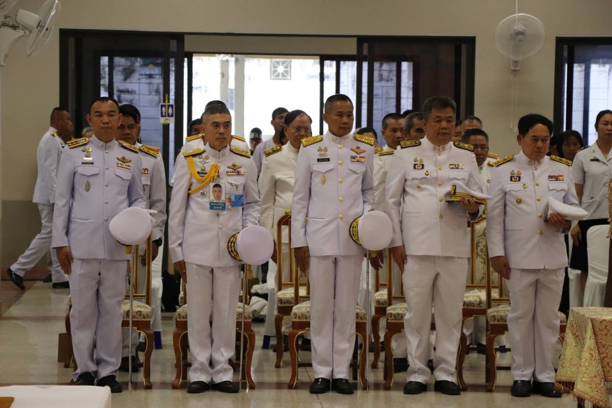 จังหวัดขอนแก่น : พระบาทสมเด็จพระเจ้าอยู่หัว ทรงพระกรุณาโปรดเกล้าโปรดกระหม่อมให้ พลเอก เฉลิมชัย สิทธิสาท องคมนตรี เป็นผู้เชิญสัญญาบัตร พัดยศ และผ้าไตร ไปถวายแต่คณะสงฆ์ ณ วัดศรีจันทร์ อำเภอเมืองขอนแก่น จังหวัดขอนแก่น