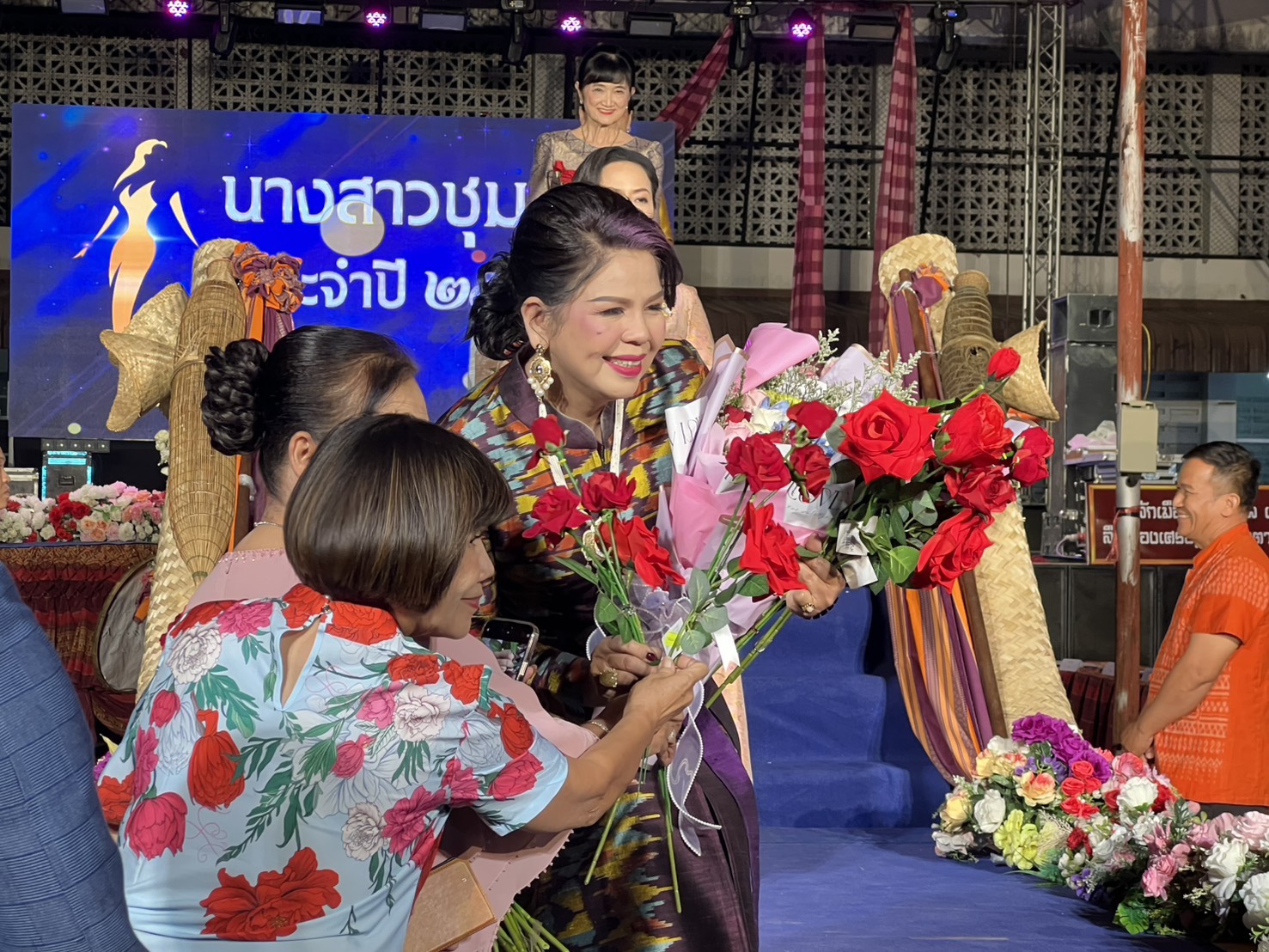 พช.ขอนแก่น : ร่วมงานประเพณีกาชาดประจำปี รวมของดีเมืองชุมแพ ประจำปี 2568 “กิจกรรมพาแลง เดินแบบการกุศลและการประกวดนางสาวชุมแพ”