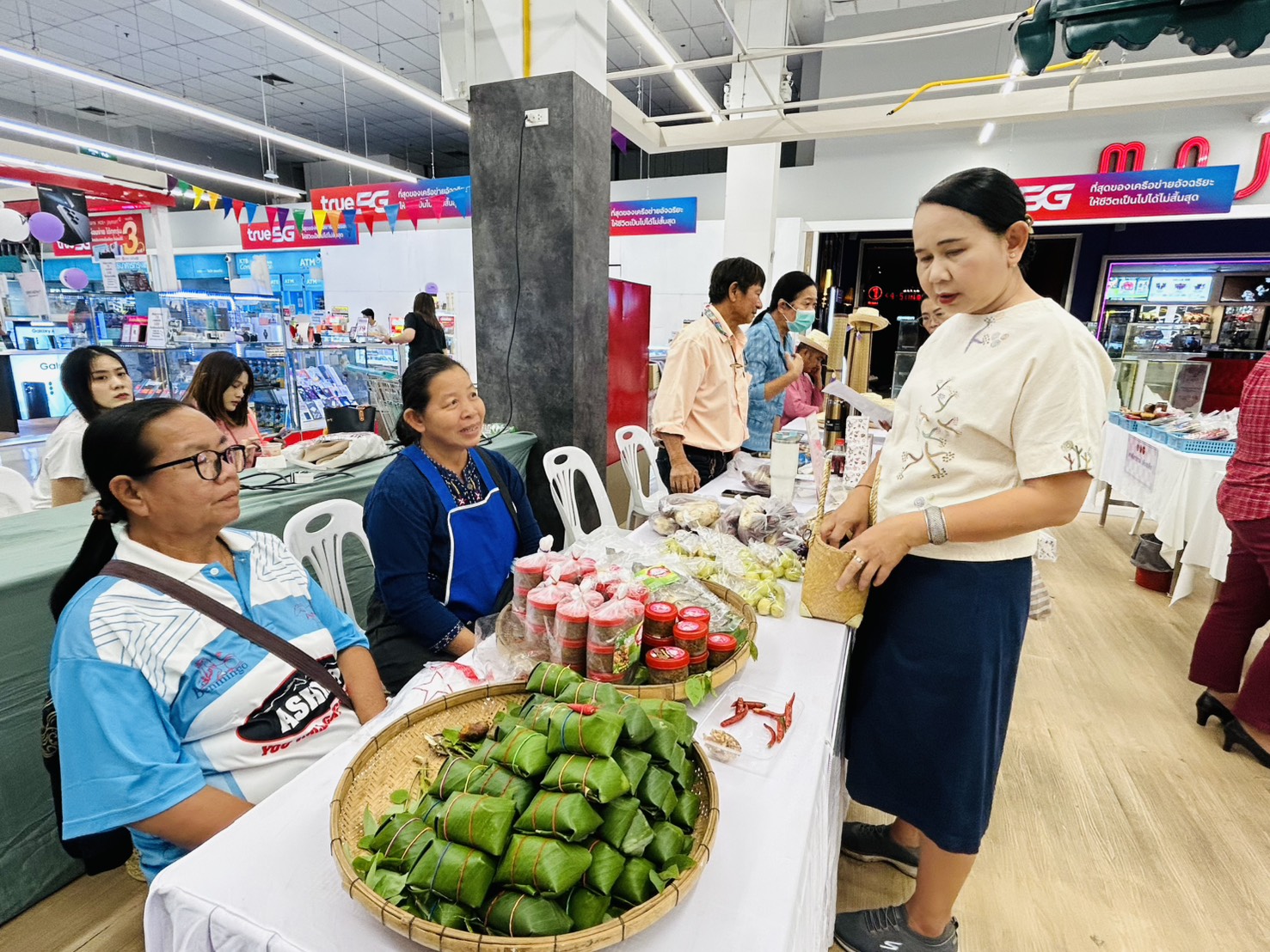 พช.ขอนแก่น : จัดกิจกรรมทดสอบตลาด ผลิตภัณฑ์ที่ได้รับการพัฒนา ตามโครงการพัฒนาผลิตภัณฑ์ Quadrant ให้มีมาตรฐาน D ณ ลานโปรโมชั่น ห้างสรรพสินค้าโลตัส สาขาประตูน้ำขอนแก่น