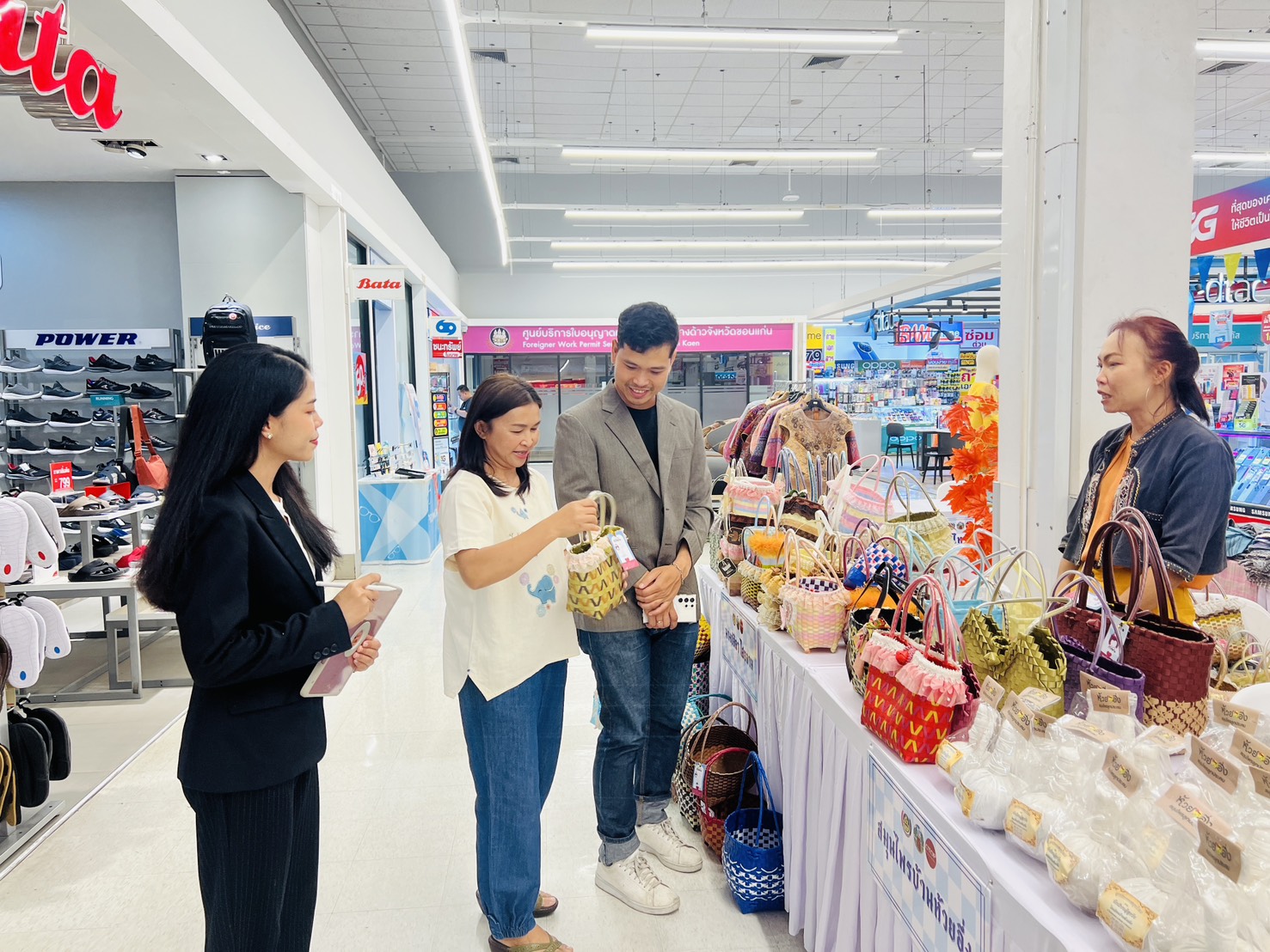 พช.ขอนแก่น : จัดกิจกรรมทดสอบตลาด ผลิตภัณฑ์ที่ได้รับการพัฒนา ตามโครงการพัฒนาผลิตภัณฑ์ Quadrant ให้มีมาตรฐาน D ณ ลานโปรโมชั่น ห้างสรรพสินค้าโลตัส สาขาประตูน้ำขอนแก่น (วันที่2)