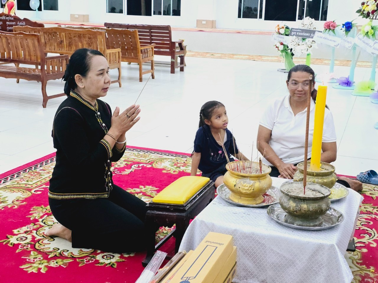 พช.ขอนแก่น : ร่วมเป็นเจ้าภาพฟังสวดพระอภิธรรม ร้อยตำรวจเอกสมศักดิ์ สุขสนิท บิดาของ นางสาวกมลรัตน์ สุขสนิท พัฒนาการอำเภอชนบท สำนักงานพัฒนาชุมชนอำเภอชนบท