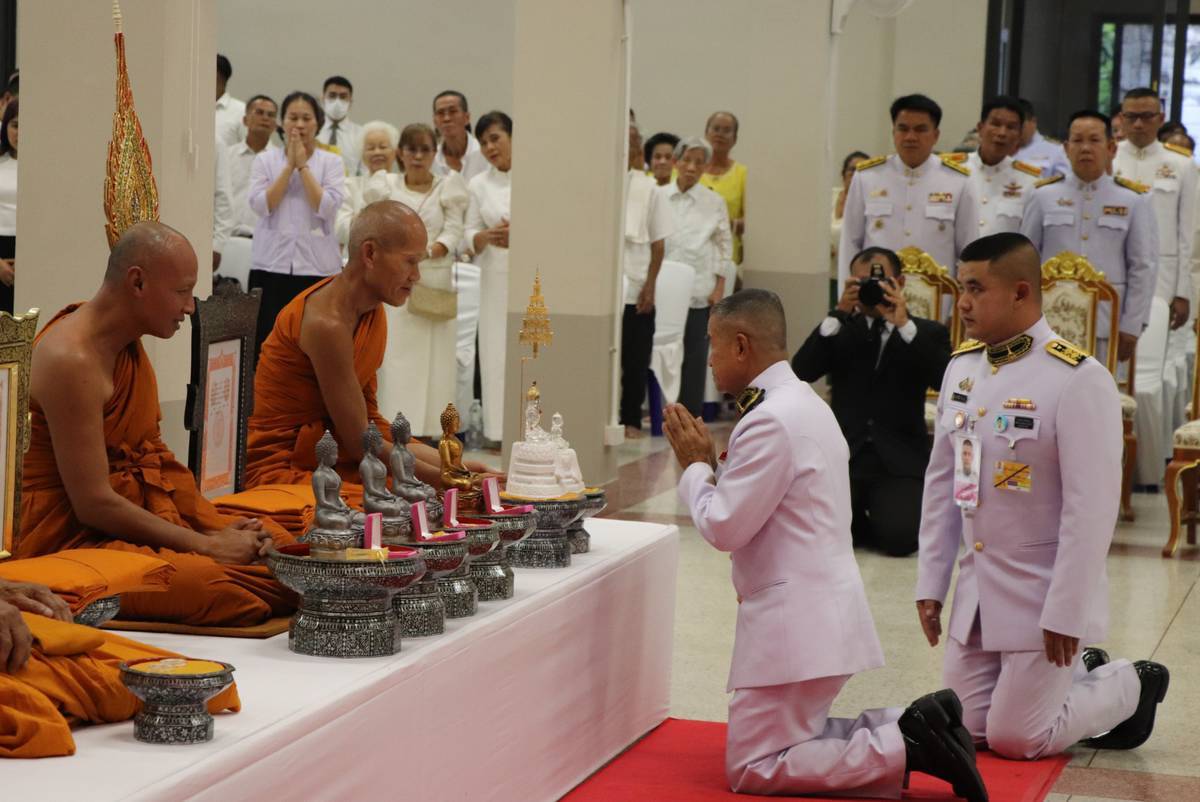 จังหวัดขอนแก่น : พระบาทสมเด็จพระเจ้าอยู่หัว ทรงพระกรุณาโปรดเกล้าโปรดกระหม่อมให้ พลเอก เฉลิมชัย สิทธิสาท องคมนตรี เป็นผู้เชิญสัญญาบัตร พัดยศ และผ้าไตร ไปถวายแต่คณะสงฆ์ ณ วัดศรีจันทร์ อำเภอเมืองขอนแก่น จังหวัดขอนแก่น