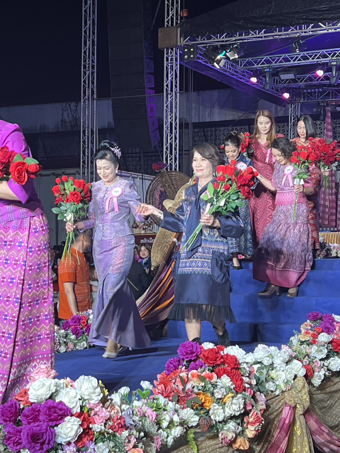 พช.ขอนแก่น : ร่วมงานประเพณีกาชาดประจำปี รวมของดีเมืองชุมแพ ประจำปี 2568 “กิจกรรมพาแลง เดินแบบการกุศลและการประกวดนางสาวชุมแพ”