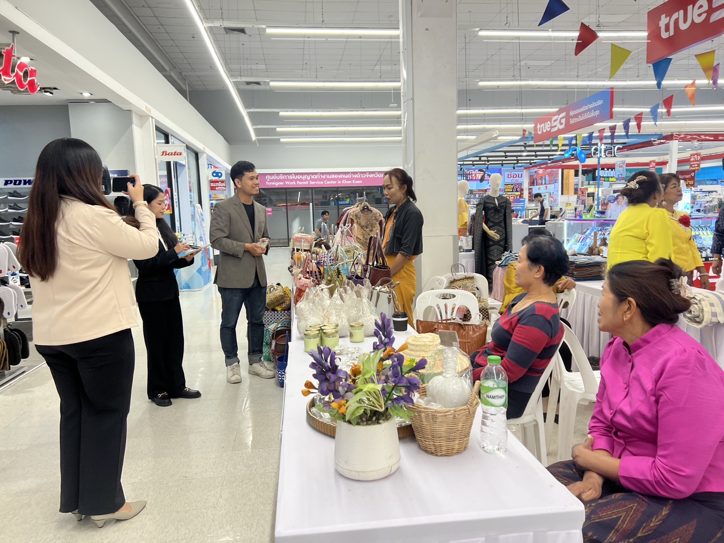 พช.ขอนแก่น : จัดกิจกรรมทดสอบตลาด ผลิตภัณฑ์ที่ได้รับการพัฒนา ตามโครงการพัฒนาผลิตภัณฑ์ Quadrant ให้มีมาตรฐาน D ณ ลานโปรโมชั่น ห้างสรรพสินค้าโลตัส สาขาประตูน้ำขอนแก่น (วันที่2)