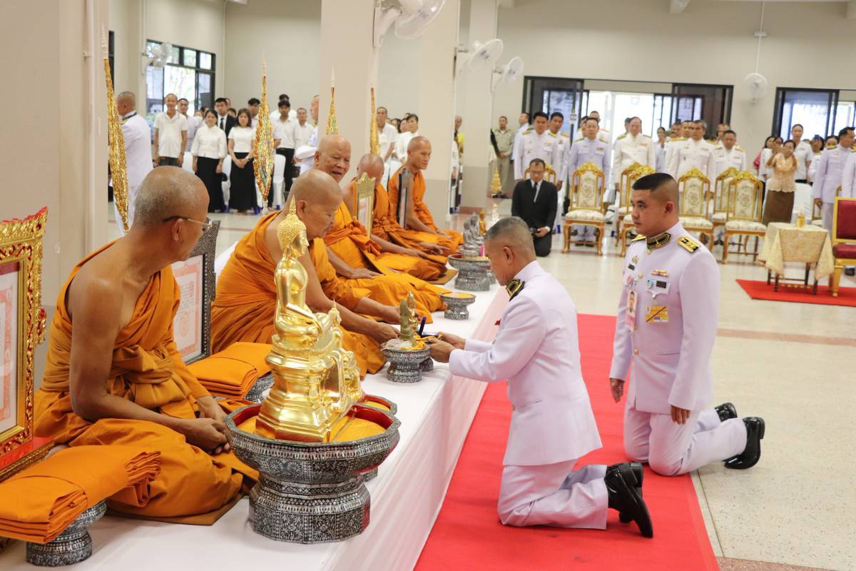 จังหวัดขอนแก่น : พระบาทสมเด็จพระเจ้าอยู่หัว ทรงพระกรุณาโปรดเกล้าโปรดกระหม่อมให้ พลเอก เฉลิมชัย สิทธิสาท องคมนตรี เป็นผู้เชิญสัญญาบัตร พัดยศ และผ้าไตร ไปถวายแต่คณะสงฆ์ ณ วัดศรีจันทร์ อำเภอเมืองขอนแก่น จังหวัดขอนแก่น