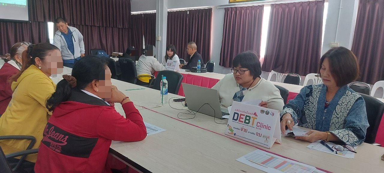 พช.ขอนแก่น : ลงพื้นที่ติดตามและสนับสนุนการดำเนินงาน การบริหารจัดการหนี้ค้างเกินกำหนดชำระ กองทุนพัฒนาบทบาทสตรี (คลินิกแก้หนี้สตรี คุณพร้อมจ่าย เราพร้อมจบ DEBT Clinic By CDK)