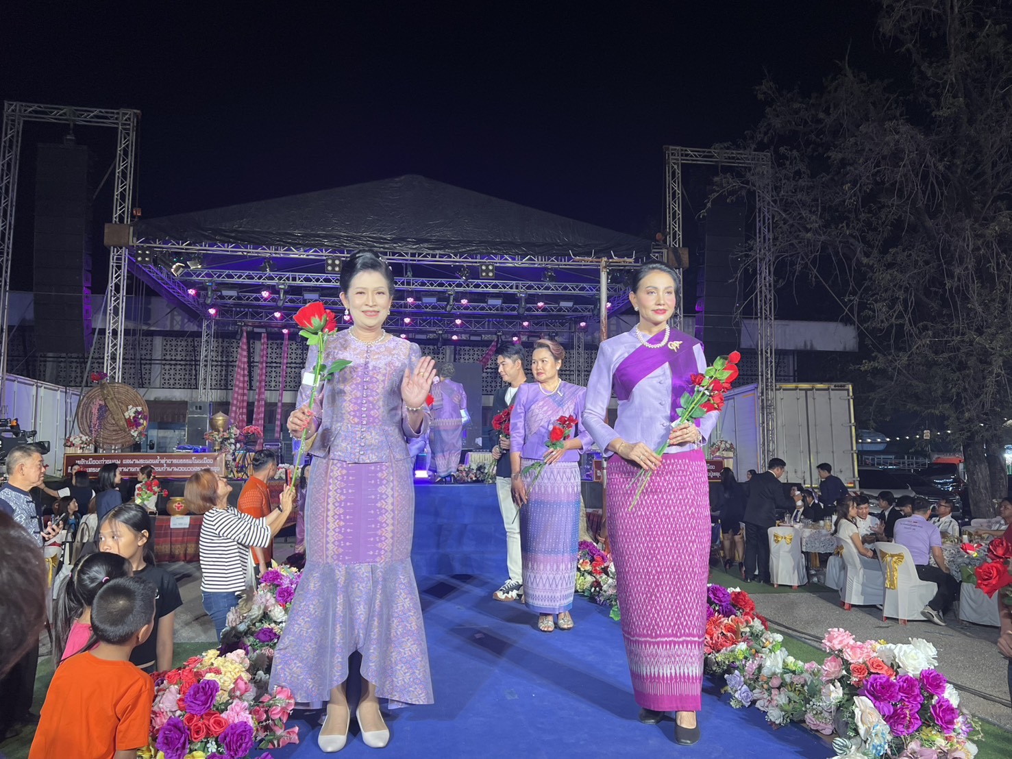 พช.ขอนแก่น : ร่วมงานประเพณีกาชาดประจำปี รวมของดีเมืองชุมแพ ประจำปี 2568 “กิจกรรมพาแลง เดินแบบการกุศลและการประกวดนางสาวชุมแพ”
