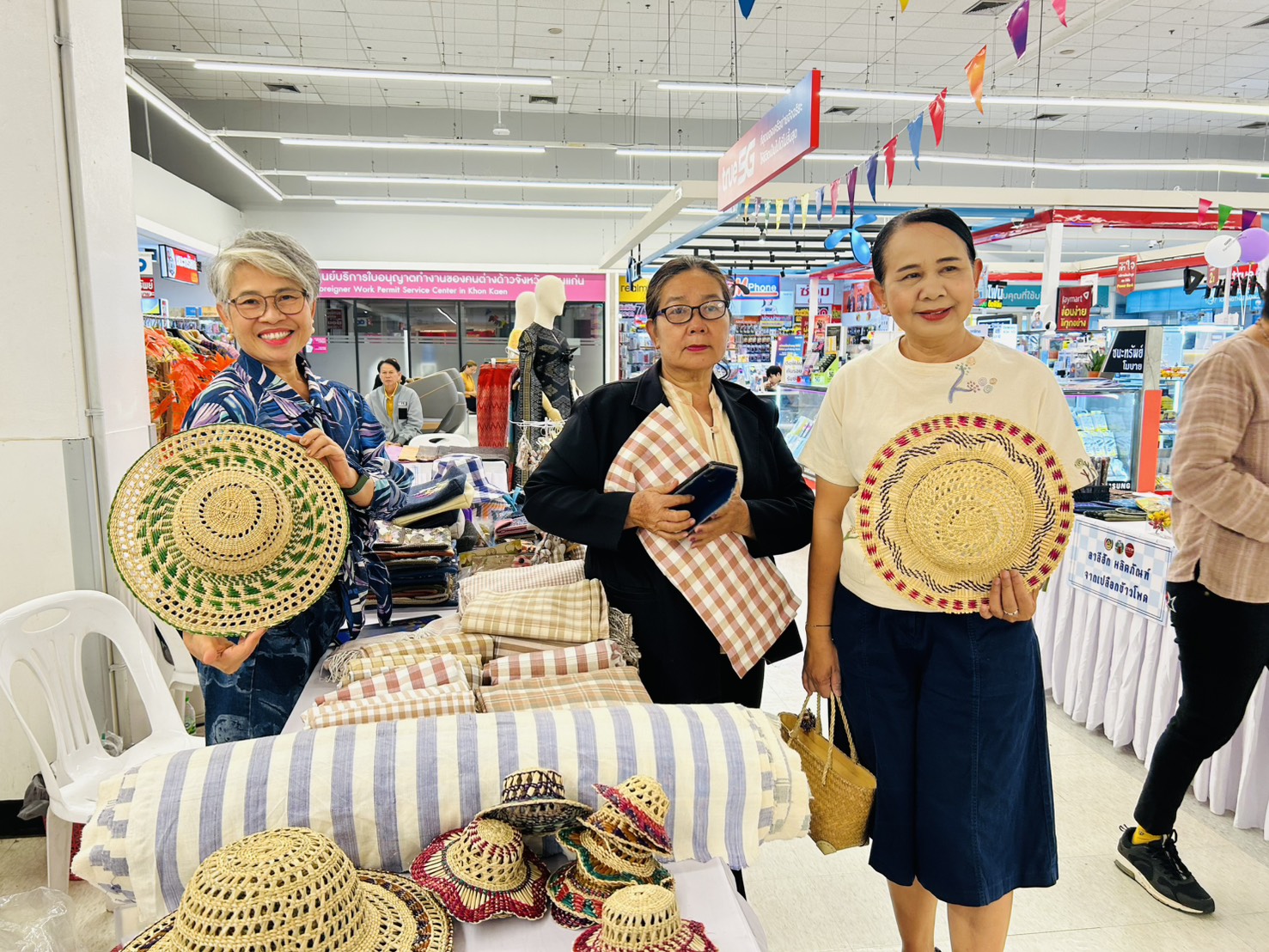 พช.ขอนแก่น : จัดกิจกรรมทดสอบตลาด ผลิตภัณฑ์ที่ได้รับการพัฒนา ตามโครงการพัฒนาผลิตภัณฑ์ Quadrant ให้มีมาตรฐาน D ณ ลานโปรโมชั่น ห้างสรรพสินค้าโลตัส สาขาประตูน้ำขอนแก่น