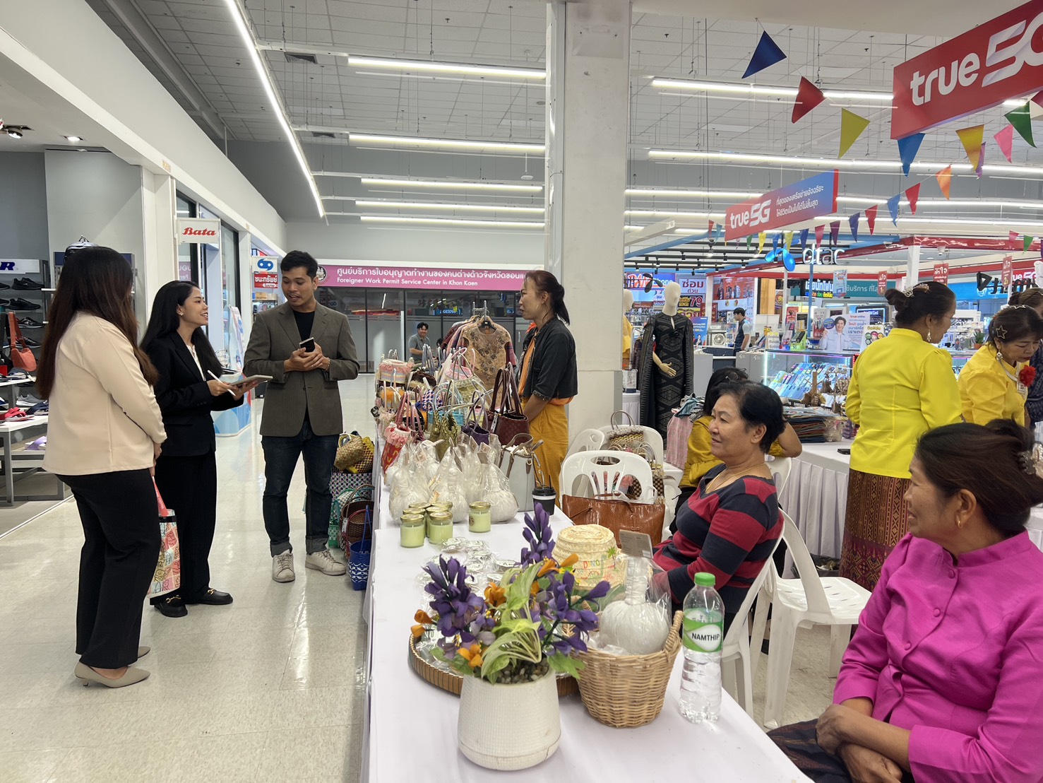 พช.ขอนแก่น : จัดกิจกรรมทดสอบตลาด ผลิตภัณฑ์ที่ได้รับการพัฒนา ตามโครงการพัฒนาผลิตภัณฑ์ Quadrant ให้มีมาตรฐาน D ณ ลานโปรโมชั่น ห้างสรรพสินค้าโลตัส สาขาประตูน้ำขอนแก่น (วันที่2)