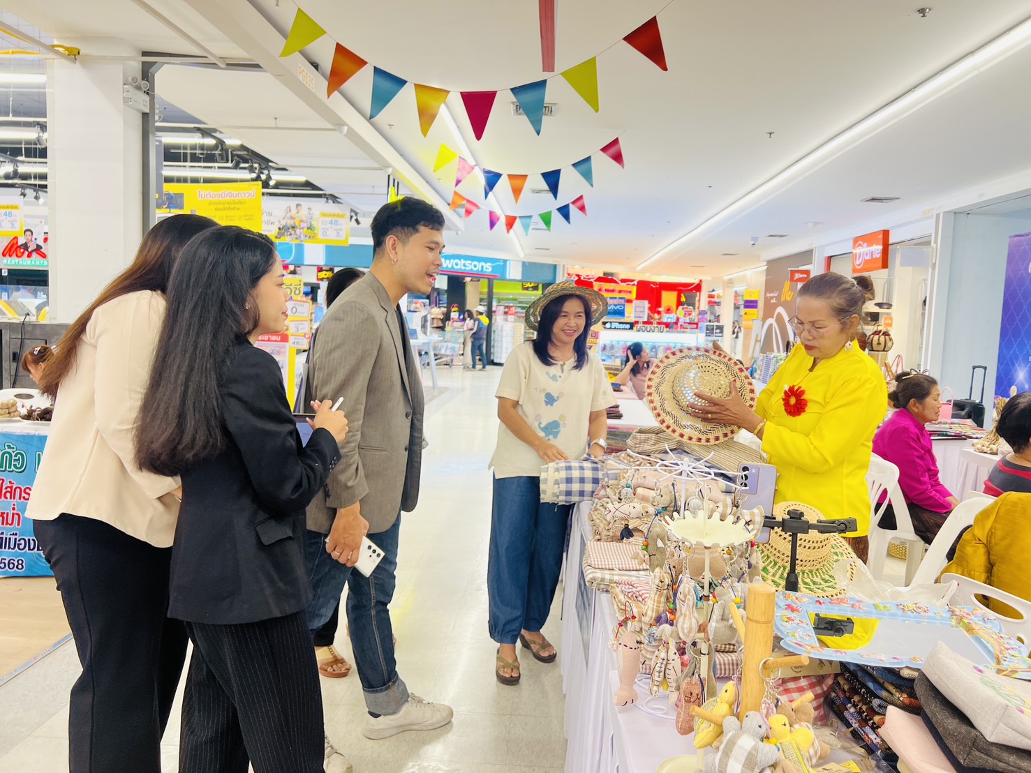 พช.ขอนแก่น : จัดกิจกรรมทดสอบตลาด ผลิตภัณฑ์ที่ได้รับการพัฒนา ตามโครงการพัฒนาผลิตภัณฑ์ Quadrant ให้มีมาตรฐาน D ณ ลานโปรโมชั่น ห้างสรรพสินค้าโลตัส สาขาประตูน้ำขอนแก่น (วันที่2)