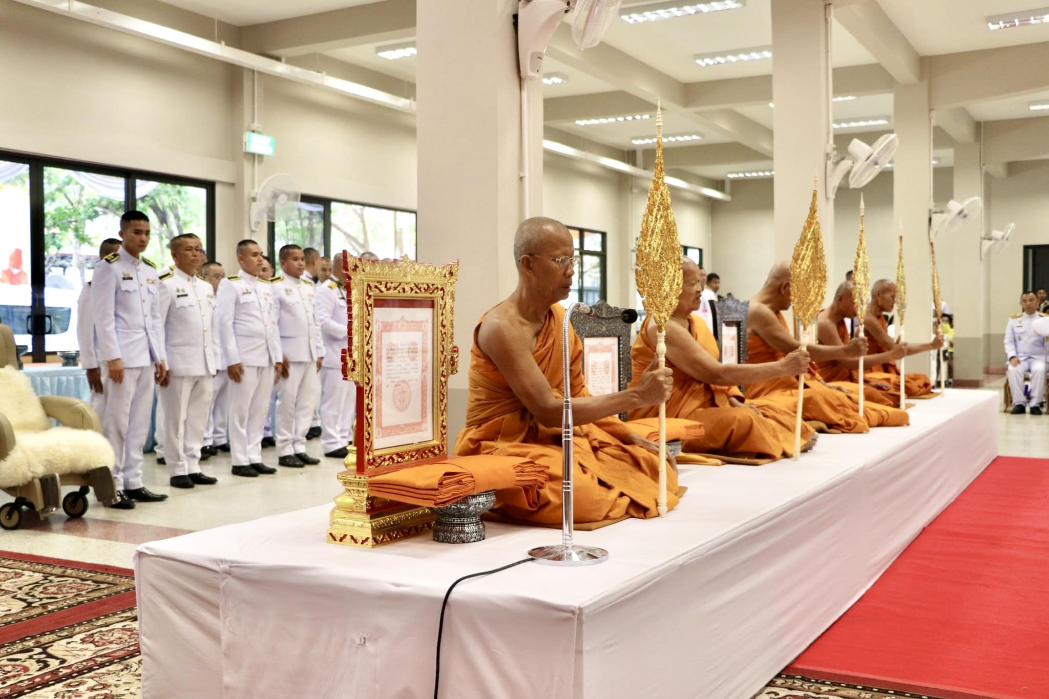 จังหวัดขอนแก่น : พระบาทสมเด็จพระเจ้าอยู่หัว ทรงพระกรุณาโปรดเกล้าโปรดกระหม่อมให้ พลเอก เฉลิมชัย สิทธิสาท องคมนตรี เป็นผู้เชิญสัญญาบัตร พัดยศ และผ้าไตร ไปถวายแต่คณะสงฆ์ ณ วัดศรีจันทร์ อำเภอเมืองขอนแก่น จังหวัดขอนแก่น