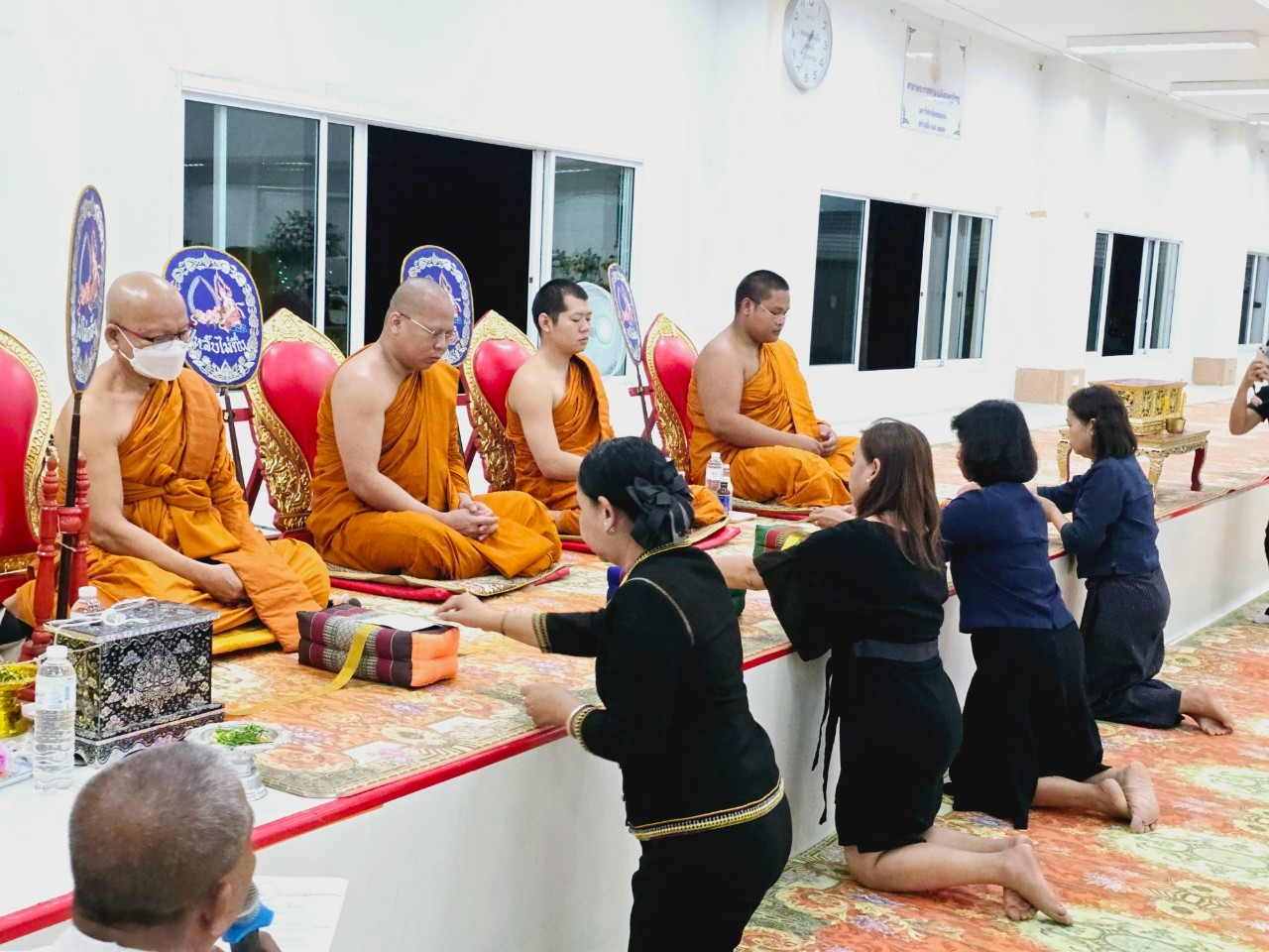 พช.ขอนแก่น : ร่วมเป็นเจ้าภาพฟังสวดพระอภิธรรม ร้อยตำรวจเอกสมศักดิ์ สุขสนิท บิดาของ นางสาวกมลรัตน์ สุขสนิท พัฒนาการอำเภอชนบท สำนักงานพัฒนาชุมชนอำเภอชนบท