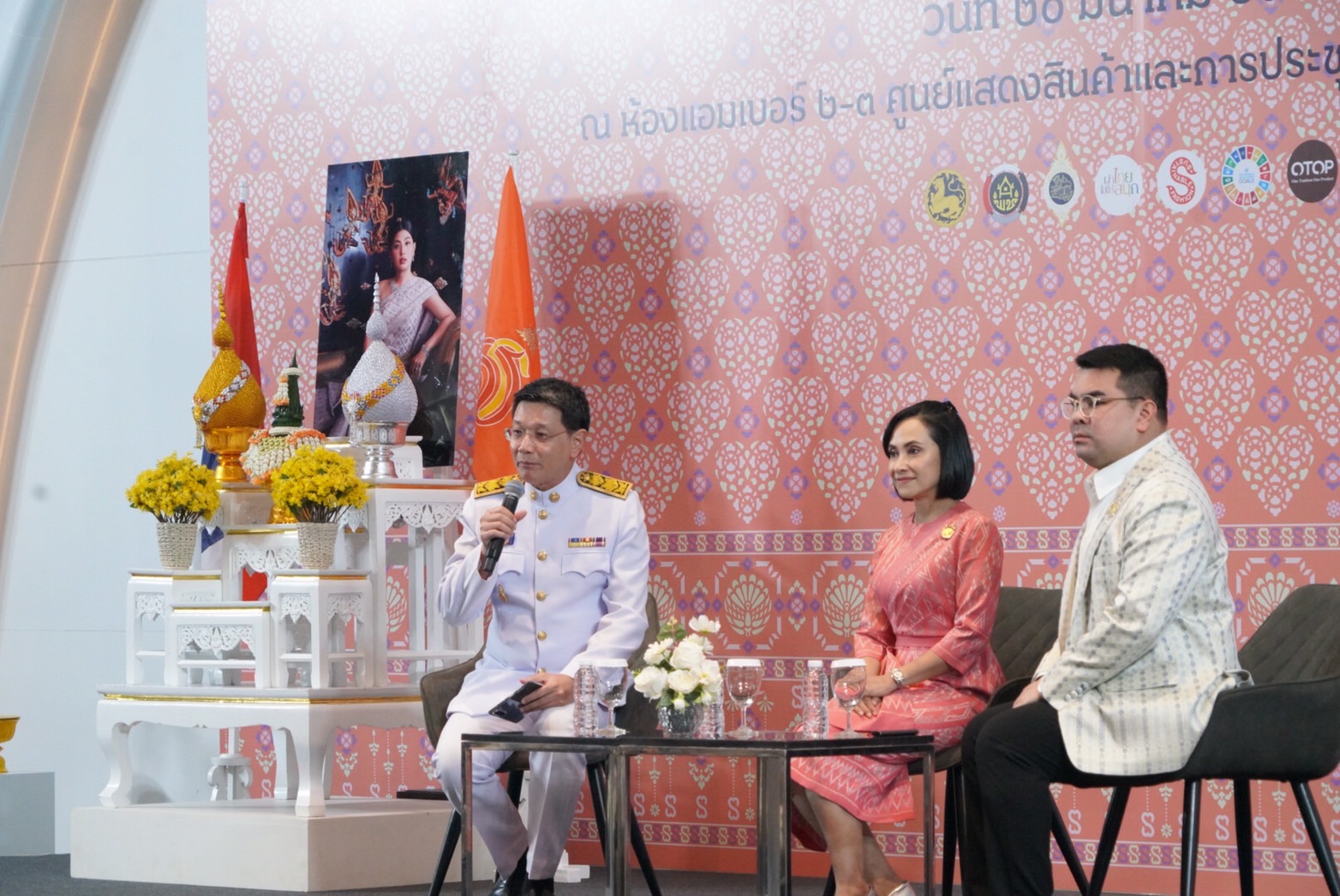 จังหวัดขอนแก่น : ร่วมพิธีมอบลายผ้าพระราชทาน “ผ้าลายสิริราชพัสตราภรณ์”