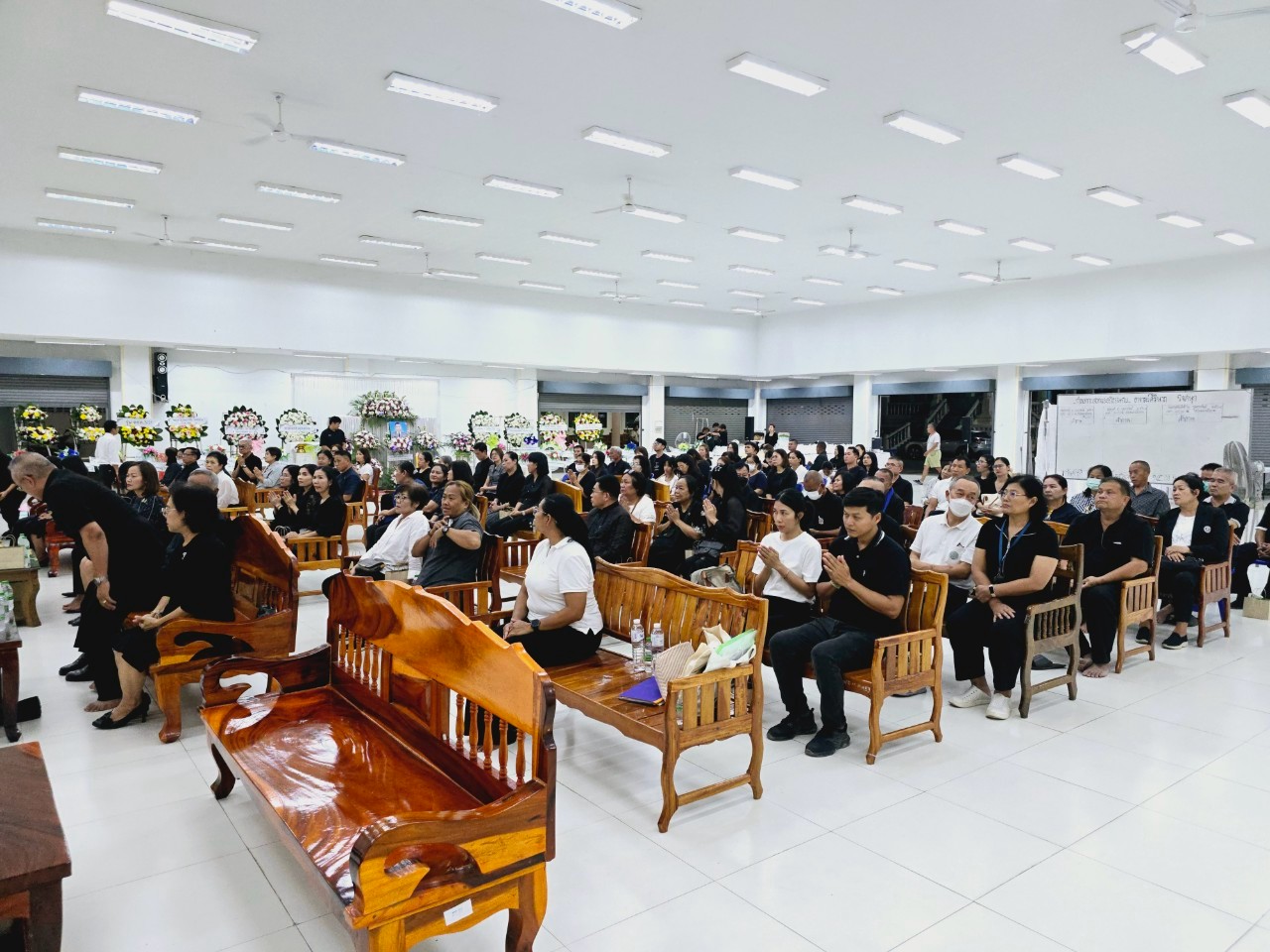 พช.ขอนแก่น : ร่วมเป็นเจ้าภาพฟังสวดพระอภิธรรม ร้อยตำรวจเอกสมศักดิ์ สุขสนิท บิดาของ นางสาวกมลรัตน์ สุขสนิท พัฒนาการอำเภอชนบท สำนักงานพัฒนาชุมชนอำเภอชนบท