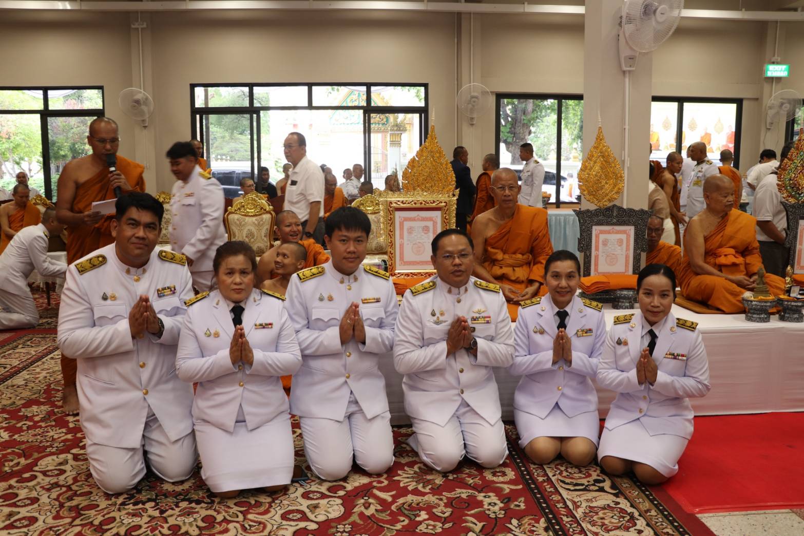 จังหวัดขอนแก่น : พระบาทสมเด็จพระเจ้าอยู่หัว ทรงพระกรุณาโปรดเกล้าโปรดกระหม่อมให้ พลเอก เฉลิมชัย สิทธิสาท องคมนตรี เป็นผู้เชิญสัญญาบัตร พัดยศ และผ้าไตร ไปถวายแต่คณะสงฆ์ ณ วัดศรีจันทร์ อำเภอเมืองขอนแก่น จังหวัดขอนแก่น