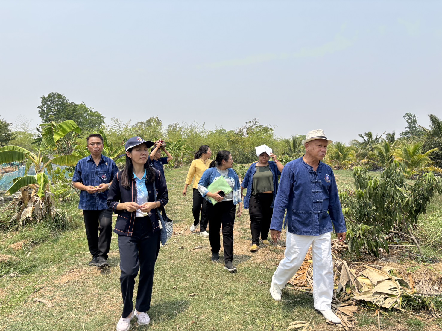 พช.ขอนแก่น : ลงพื้นที่ร่วมกับกรมการพัฒนาชุมชน สำนักงานพัฒนาชุมชนอำเภอหนองเรือ และเครือข่ายโคก หนอง นา อำเภอซำสูง ร่วมถ่ายทำวีดีทัศน์และถอดบทเรียนองค์ความรู้ในศูนย์เรียนรู้ฯโคก หนอง นา ของนายนิราช ดีโนนโพธิ์ อำเภอหนองเรือ จังหวัดขอนแก่น
