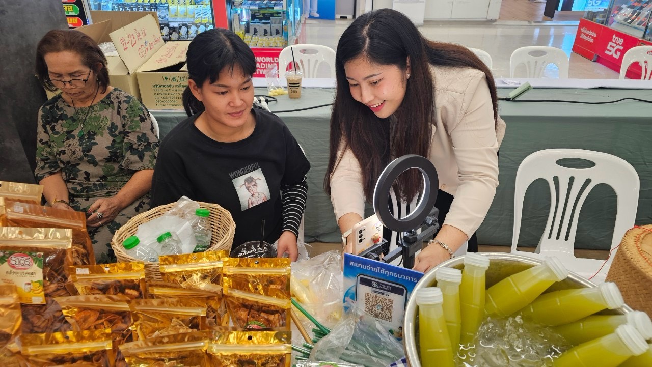 พช.ขอนแก่น : จัดกิจกรรมทดสอบตลาด ผลิตภัณฑ์ที่ได้รับการพัฒนา ตามโครงการพัฒนาผลิตภัณฑ์ Quadrant ให้มีมาตรฐาน D ณ ลานโปรโมชั่น ห้างสรรพสินค้าโลตัส สาขาประตูน้ำขอนแก่น (วันที่2)