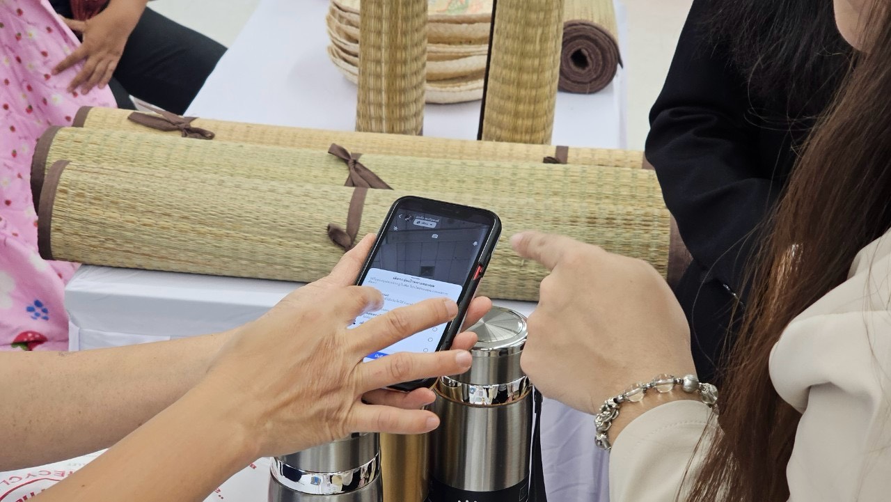 พช.ขอนแก่น : จัดกิจกรรมทดสอบตลาด ผลิตภัณฑ์ที่ได้รับการพัฒนา ตามโครงการพัฒนาผลิตภัณฑ์ Quadrant ให้มีมาตรฐาน D ณ ลานโปรโมชั่น ห้างสรรพสินค้าโลตัส สาขาประตูน้ำขอนแก่น (วันที่2)