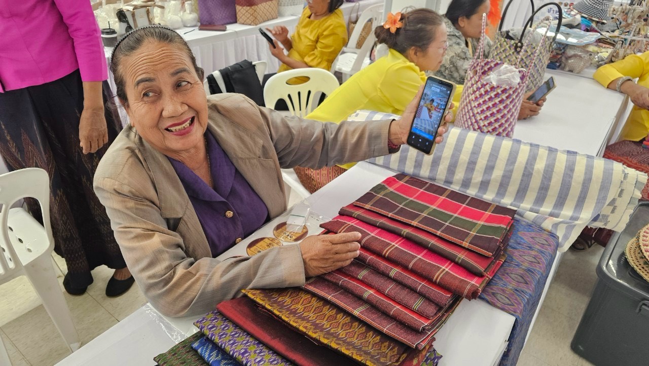 พช.ขอนแก่น : จัดกิจกรรมทดสอบตลาด ผลิตภัณฑ์ที่ได้รับการพัฒนา ตามโครงการพัฒนาผลิตภัณฑ์ Quadrant ให้มีมาตรฐาน D ณ ลานโปรโมชั่น ห้างสรรพสินค้าโลตัส สาขาประตูน้ำขอนแก่น (วันที่2)