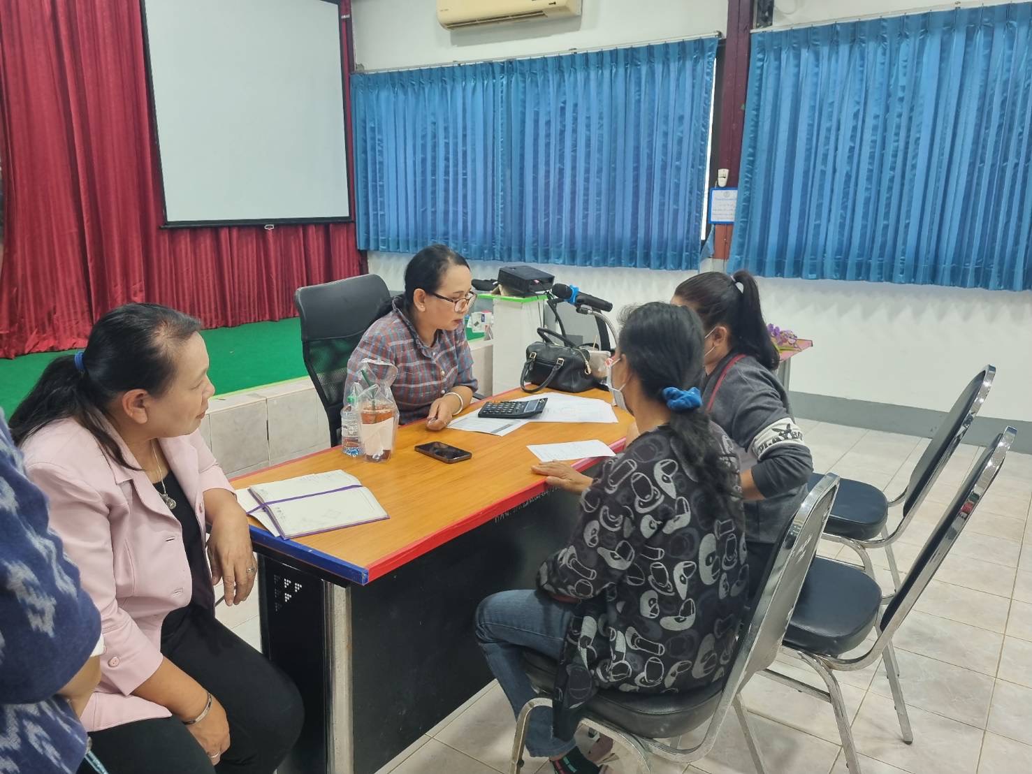 พช.ขอนแก่น : ลงพื้นที่ติดตามและสนับสนุนการดำเนินงาน การบริหารจัดการหนี้ค้างเกินกำหนดชำระ กองทุนพัฒนาบทบาทสตรี (คลินิกแก้หนี้สตรี คุณพร้อมจ่าย เราพร้อมจบ DEBT Clinic By CDK)
