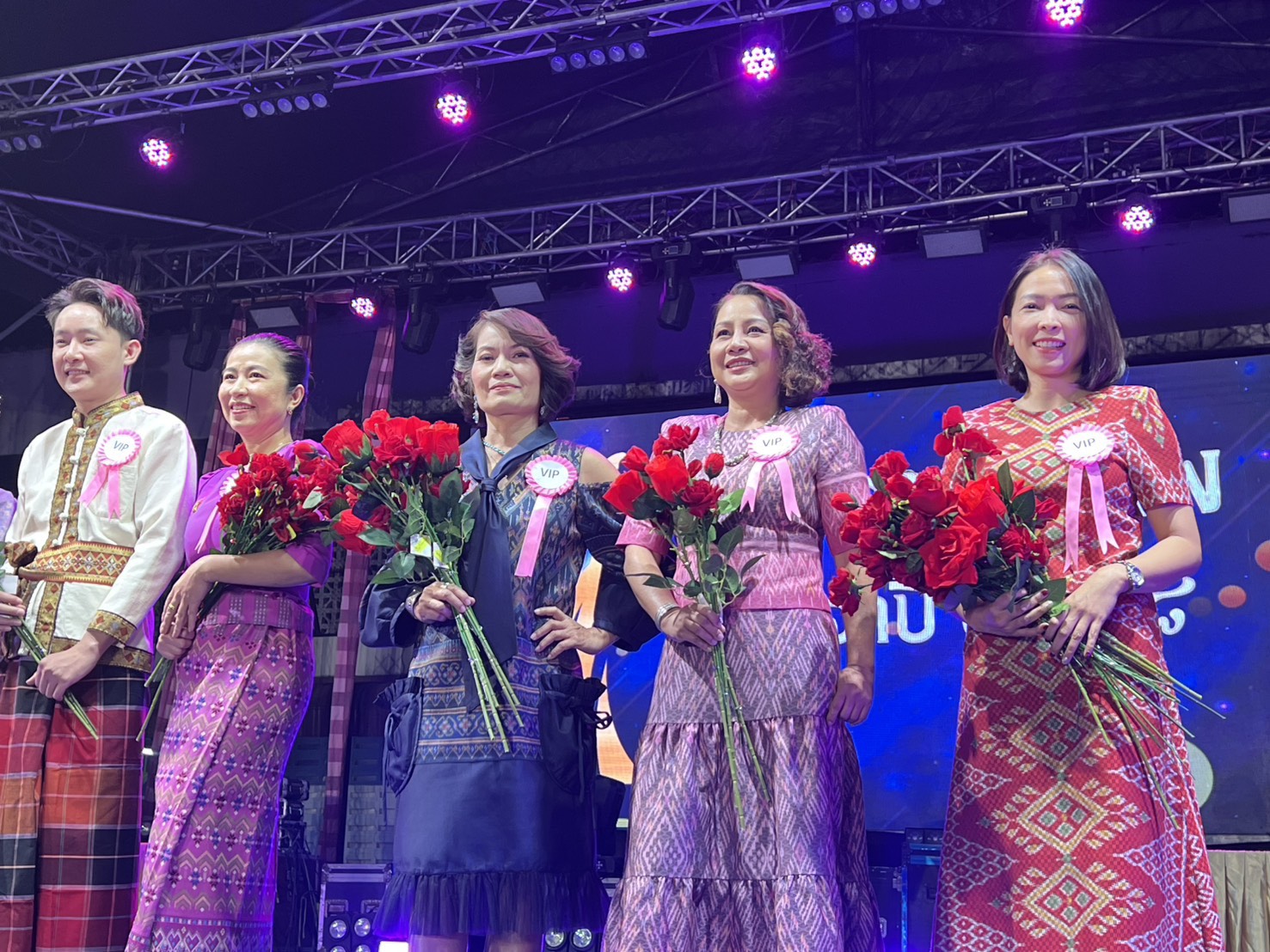 พช.ขอนแก่น : ร่วมงานประเพณีกาชาดประจำปี รวมของดีเมืองชุมแพ ประจำปี 2568 “กิจกรรมพาแลง เดินแบบการกุศลและการประกวดนางสาวชุมแพ”