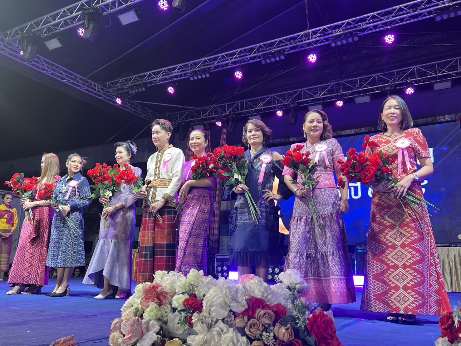 พช.ขอนแก่น : ร่วมงานประเพณีกาชาดประจำปี รวมของดีเมืองชุมแพ ประจำปี 2568 “กิจกรรมพาแลง เดินแบบการกุศลและการประกวดนางสาวชุมแพ”