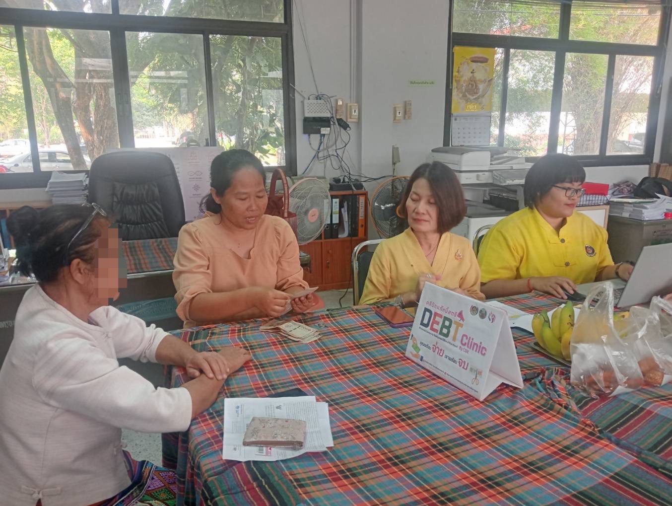พช.ขอนแก่น : ลงพื้นที่ติดตามและสนับสนุนการดำเนินงาน การบริหารจัดการหนี้ค้างเกินกำหนดชำระ กองทุนพัฒนาบทบาทสตรี (คลินิกแก้หนี้สตรี คุณพร้อมจ่าย เราพร้อมจบ DEBT Clinic By CDK)