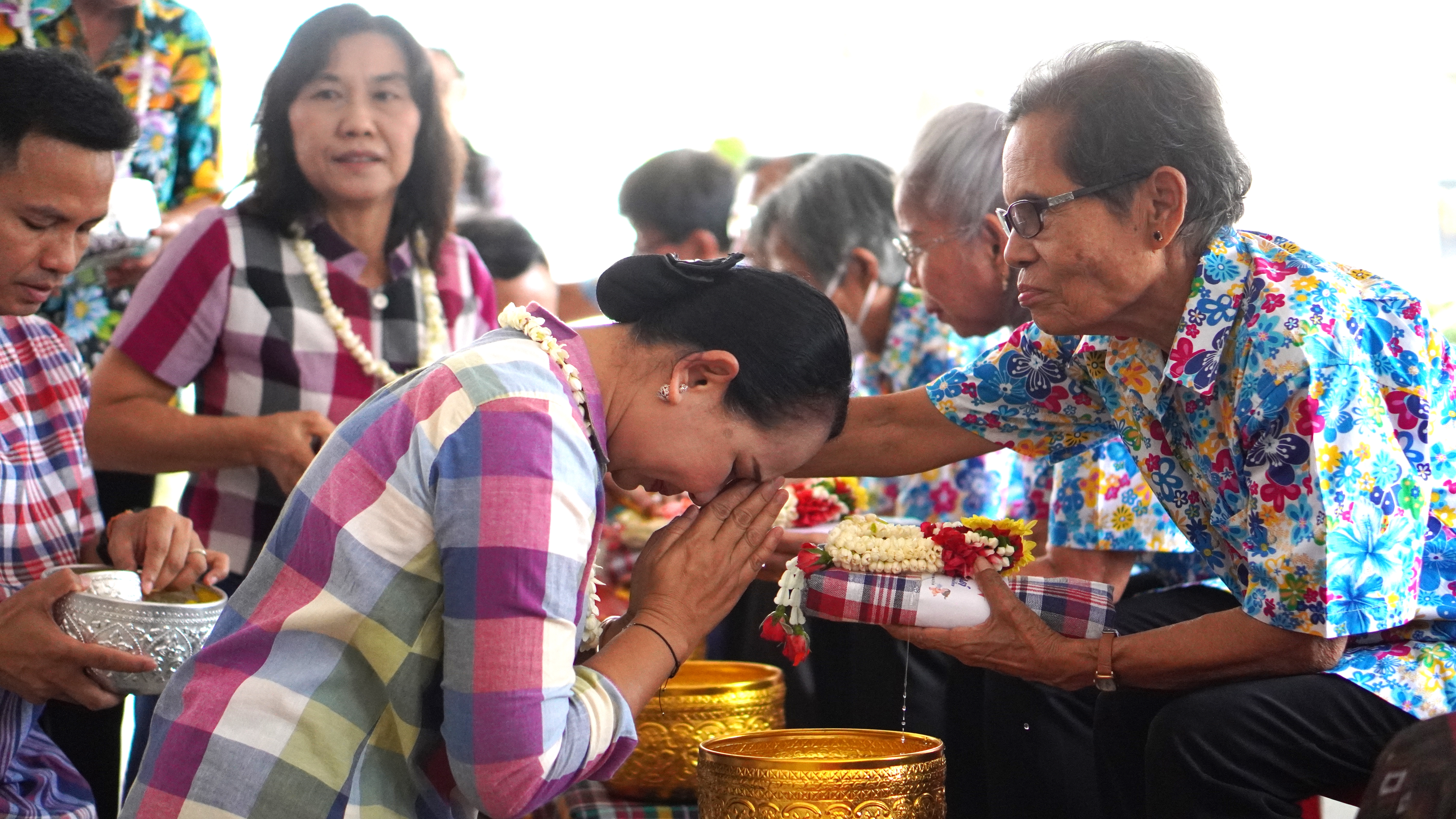 พช.ขอนแก่น : รดน้ำ ขอพร เนื่องในวันสงกรานต์ ประจำปี 2568