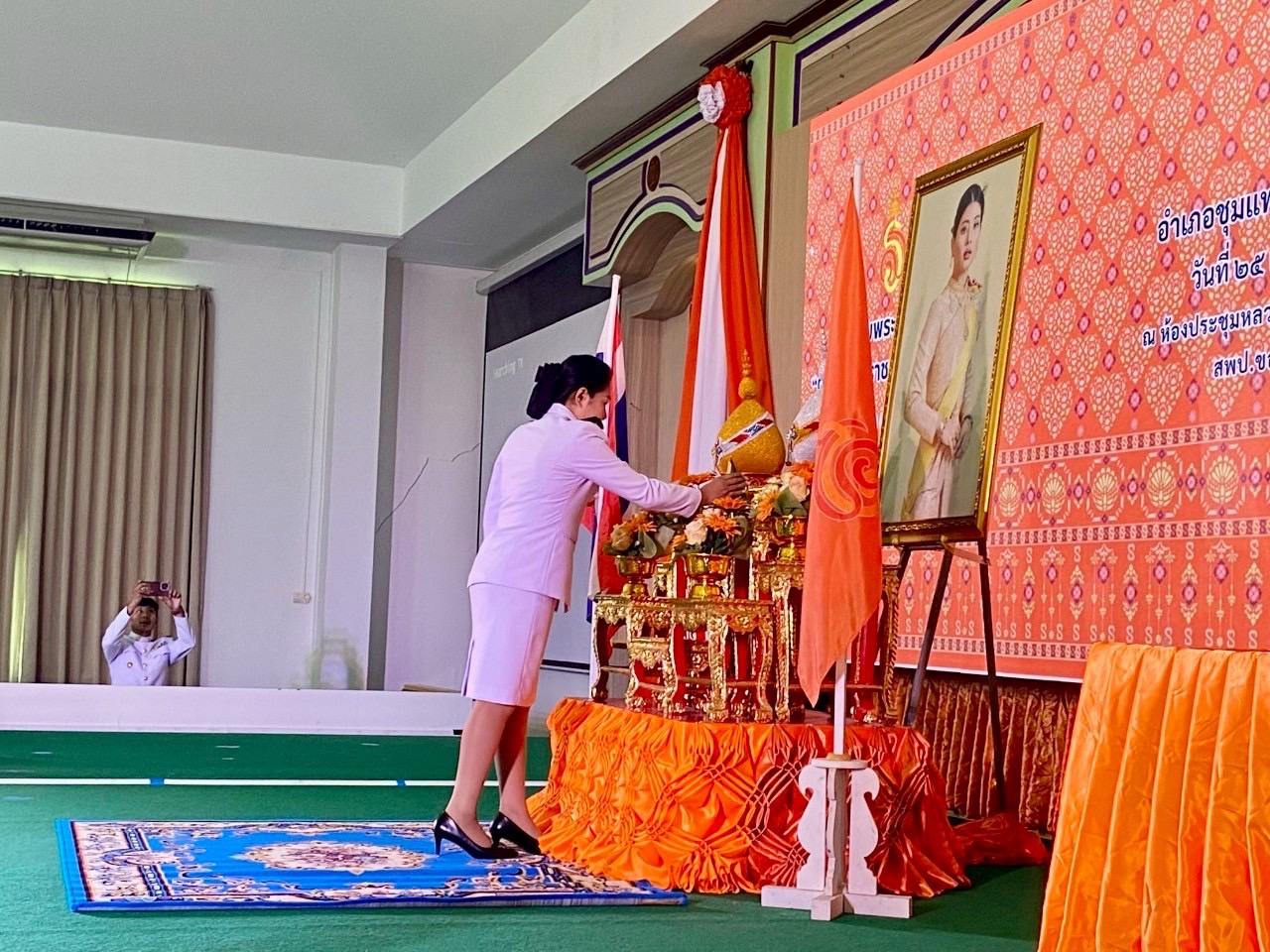 พช.ขอนแก่น : อำเภอชุมแพ จัดพิธีมอบลายผ้าพระราชทาน “ลายสิริราชพัสตราภรณ์”