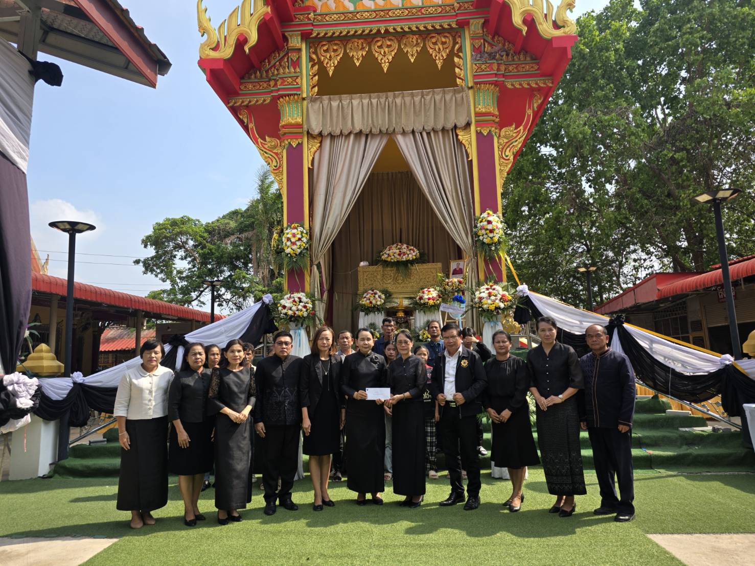 พช.ขอนแก่น : ร่วมงานฌาปนกิจศพ คุณแม่สมจิตร สุนทรพิทักษ์ ของนางสาวกนกอร สุนทรพิทักษ์ นักวิชาการพัฒนาชุมชนอำเภอบ้านฝาง