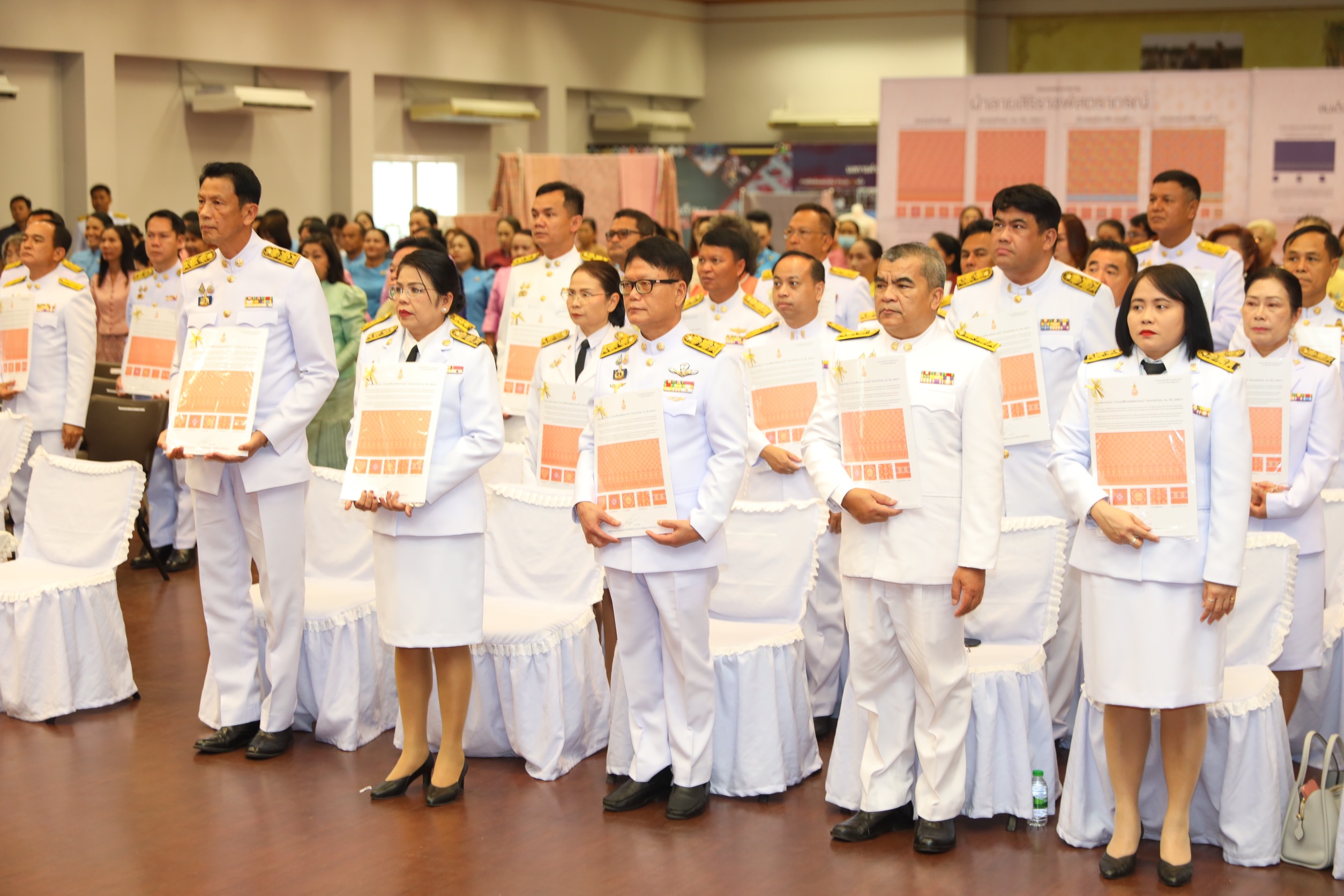 จังหวัดขอนแก่น : จัดพิธีมอบลายผ้าพระราชทาน “ลายสิริราชพัสตราภรณ์”