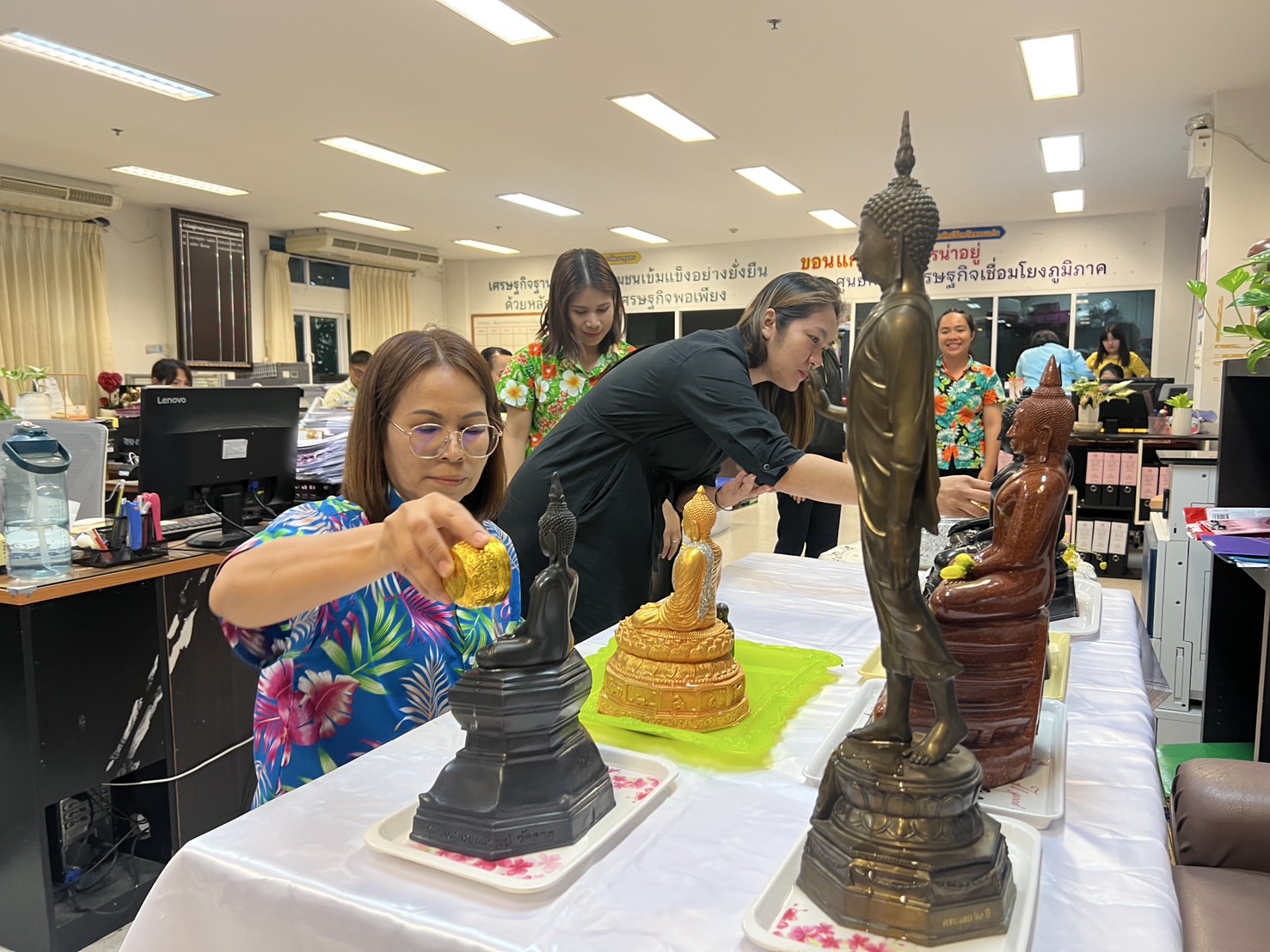 พช.ขอนแก่น : สืบสานประเพณีสงกรานต์ 2568 “สรงน้ำพระ รดน้ำดำหัว ขอพรผู้ใหญ่