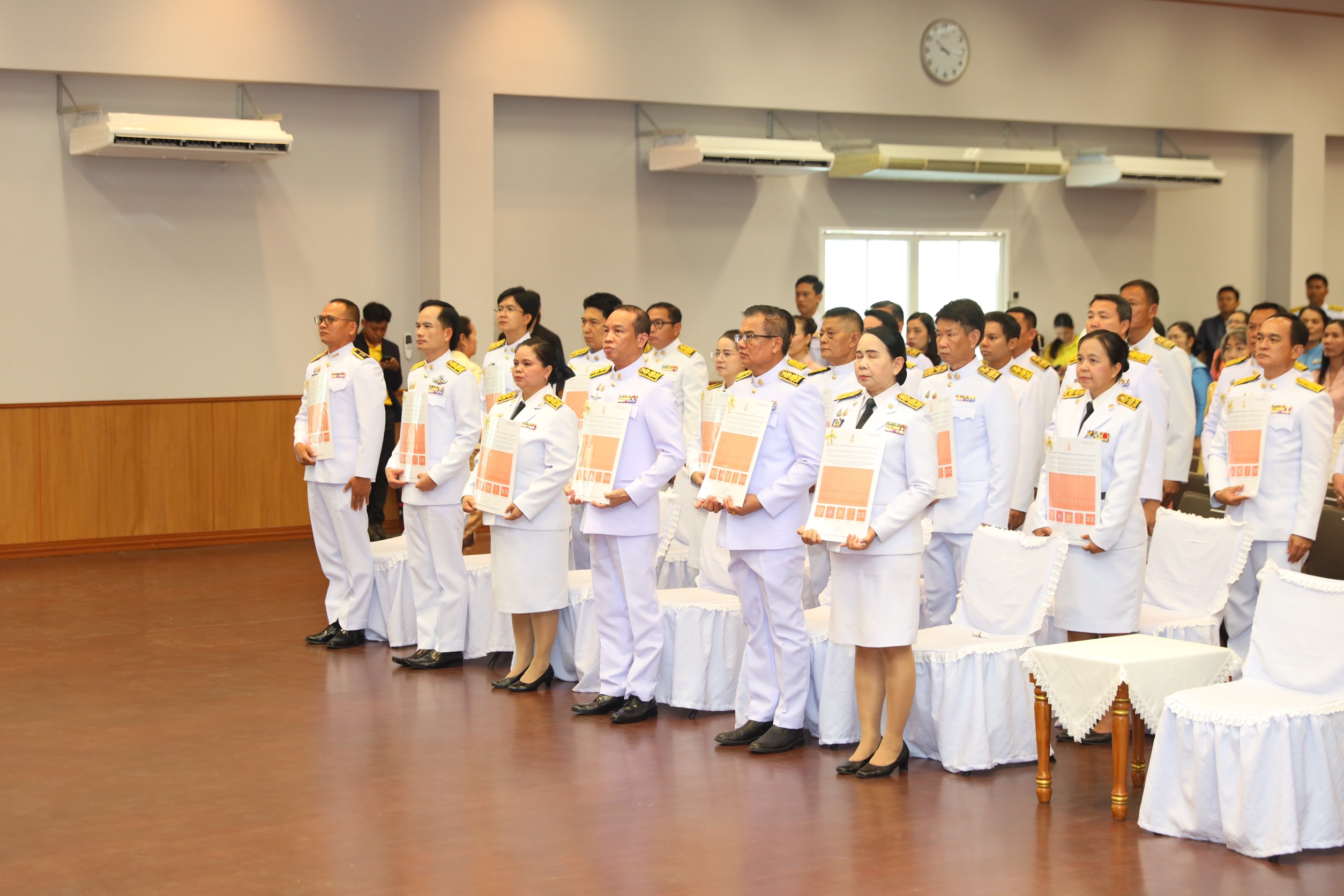 จังหวัดขอนแก่น : จัดพิธีมอบลายผ้าพระราชทาน “ลายสิริราชพัสตราภรณ์”
