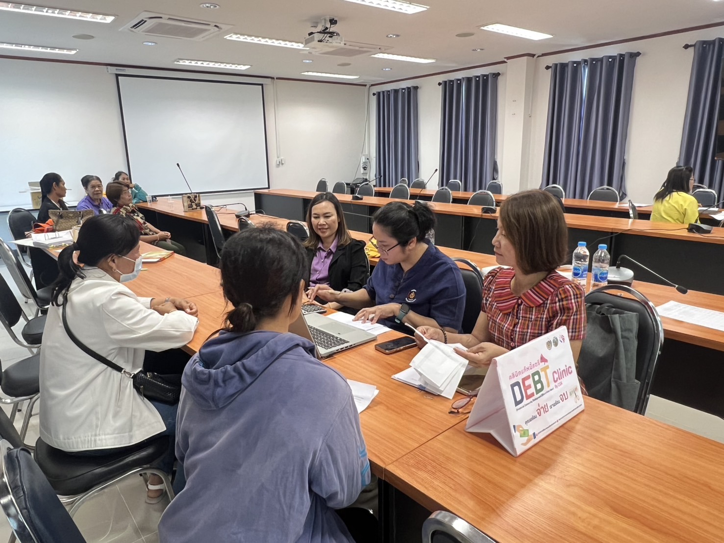 พช.ขอนแก่น : ลงพื้นที่ติดตามและสนับสนุนการดำเนินงาน การบริหารจัดการหนี้ค้างเกินกำหนดชำระ กองทุนพัฒนาบทบาทสตรี (คลินิกแก้หนี้สตรี คุณพร้อมจ่าย เราพร้อมจบ DEBT Clinic By CDK) ณ อำเภอบ้านฝาง และอำเภอหนองเรือ