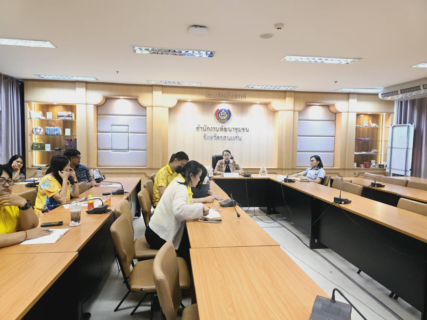 พช.ขอนแก่น : ประชุมเตรียมความพร้อม จัดพิธีมอบแบบลายผ้าพระราชทาน “ผ้าลายสิริราชพัสตราภรณ์” จังหวัดขอนแก่น ที่จะจัดขึ้นในวันที่ 8 เมษายน 2568