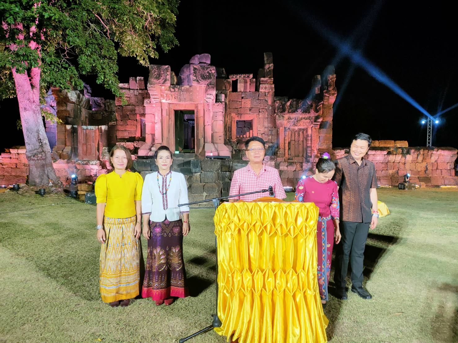 พช.ขอนแก่น : ร่วมงานประเพณี “ศิวะราตรี ปูชนียาลัย ปราสาทเปือยน้อย” ประจำปี 2568 ณ ลานหน้าปราสาทเปือยน้อย อ.เปือยน้อย จังหวัดขอนแก่น