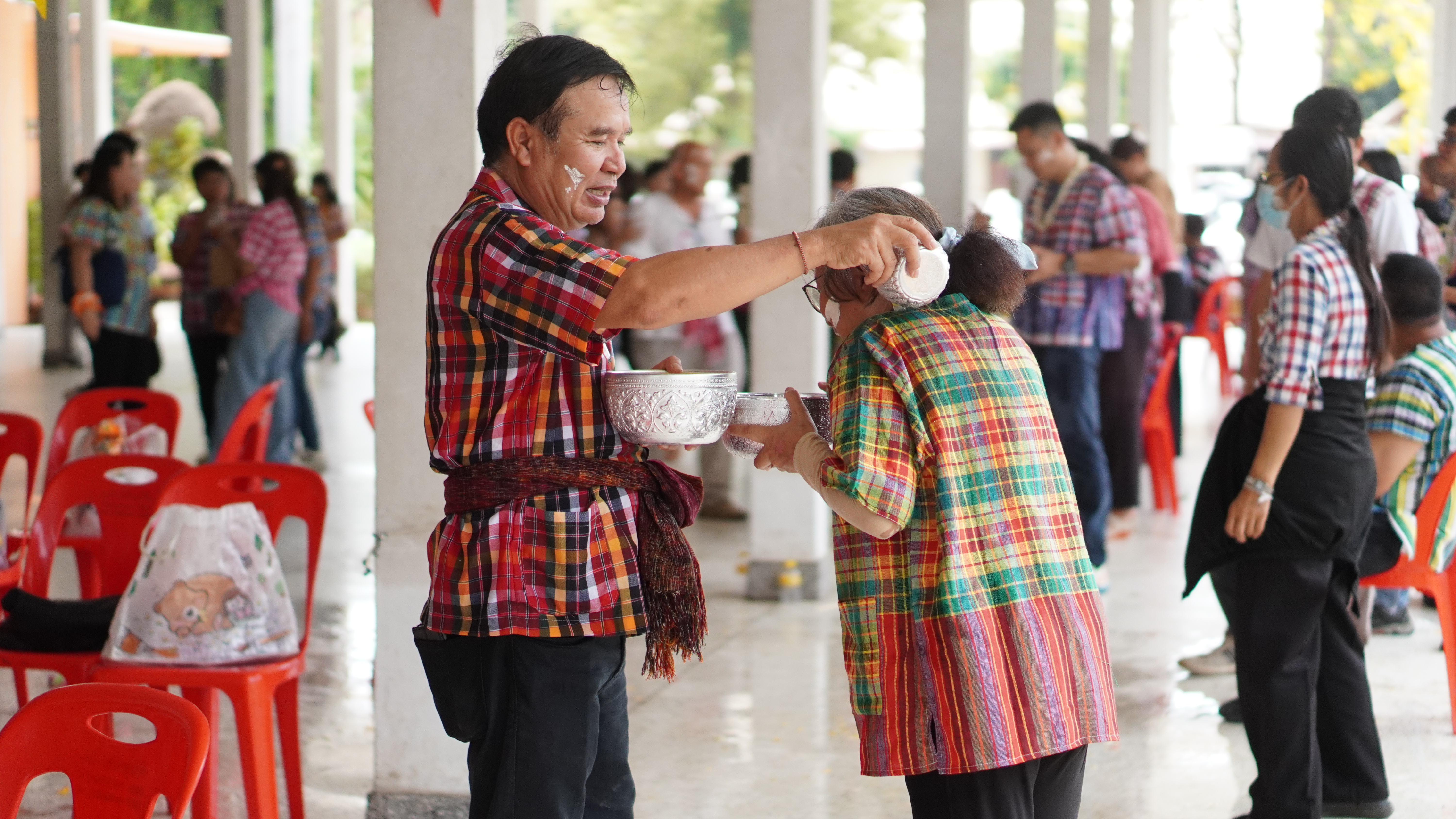 พช.ขอนแก่น : รดน้ำ ขอพร เนื่องในวันสงกรานต์ ประจำปี 2568