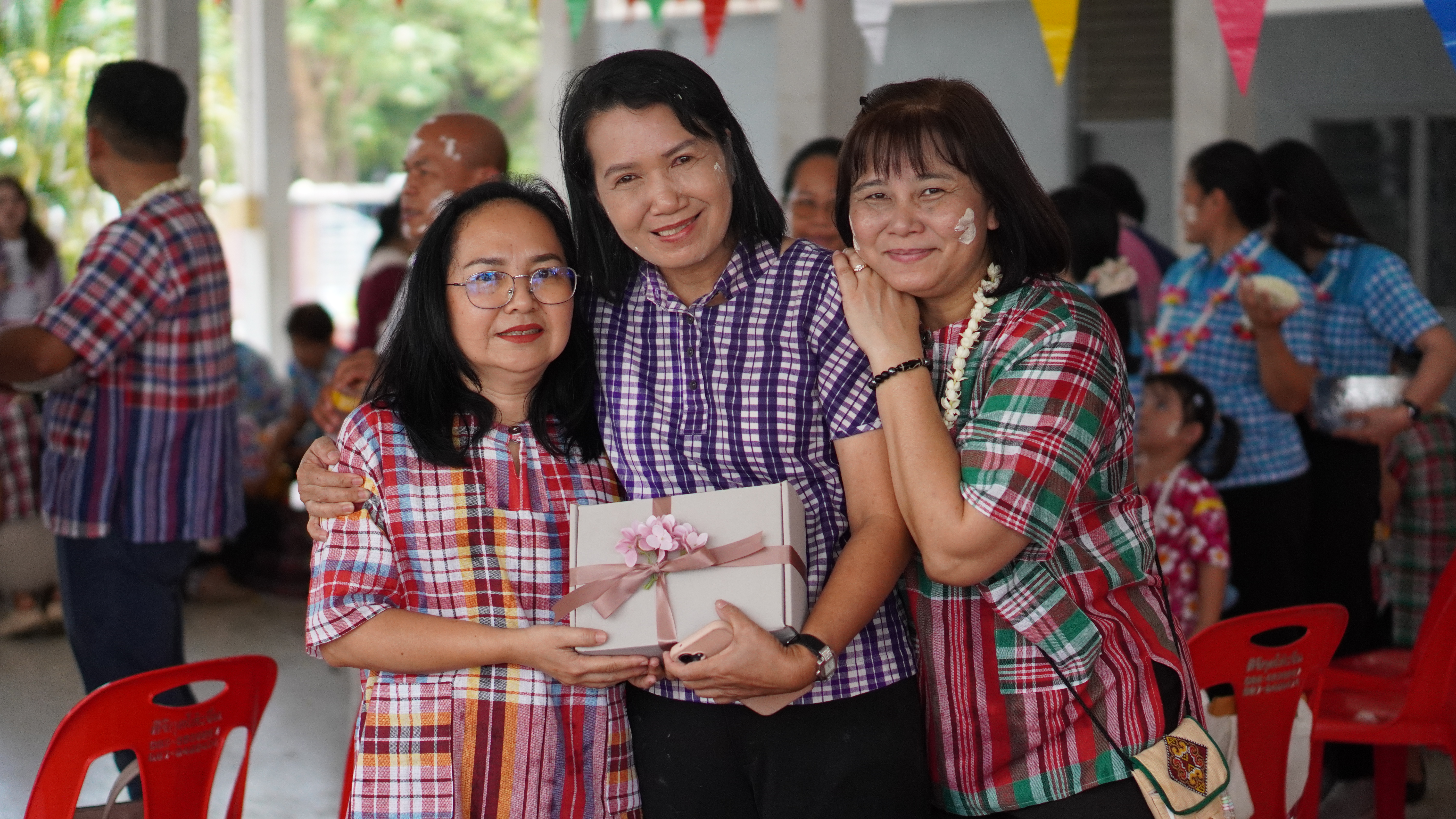 พช.ขอนแก่น : รดน้ำ ขอพร เนื่องในวันสงกรานต์ ประจำปี 2568