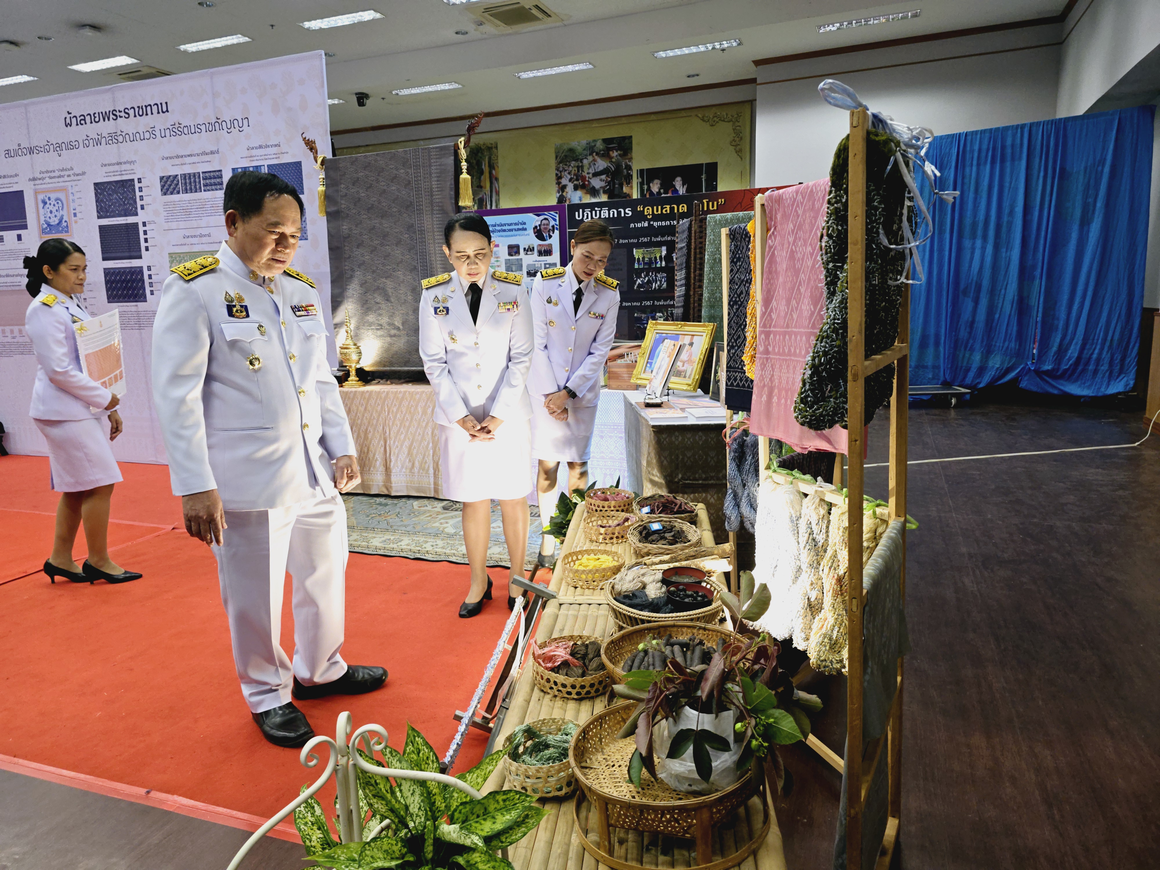 จังหวัดขอนแก่น : จัดพิธีมอบลายผ้าพระราชทาน “ลายสิริราชพัสตราภรณ์”