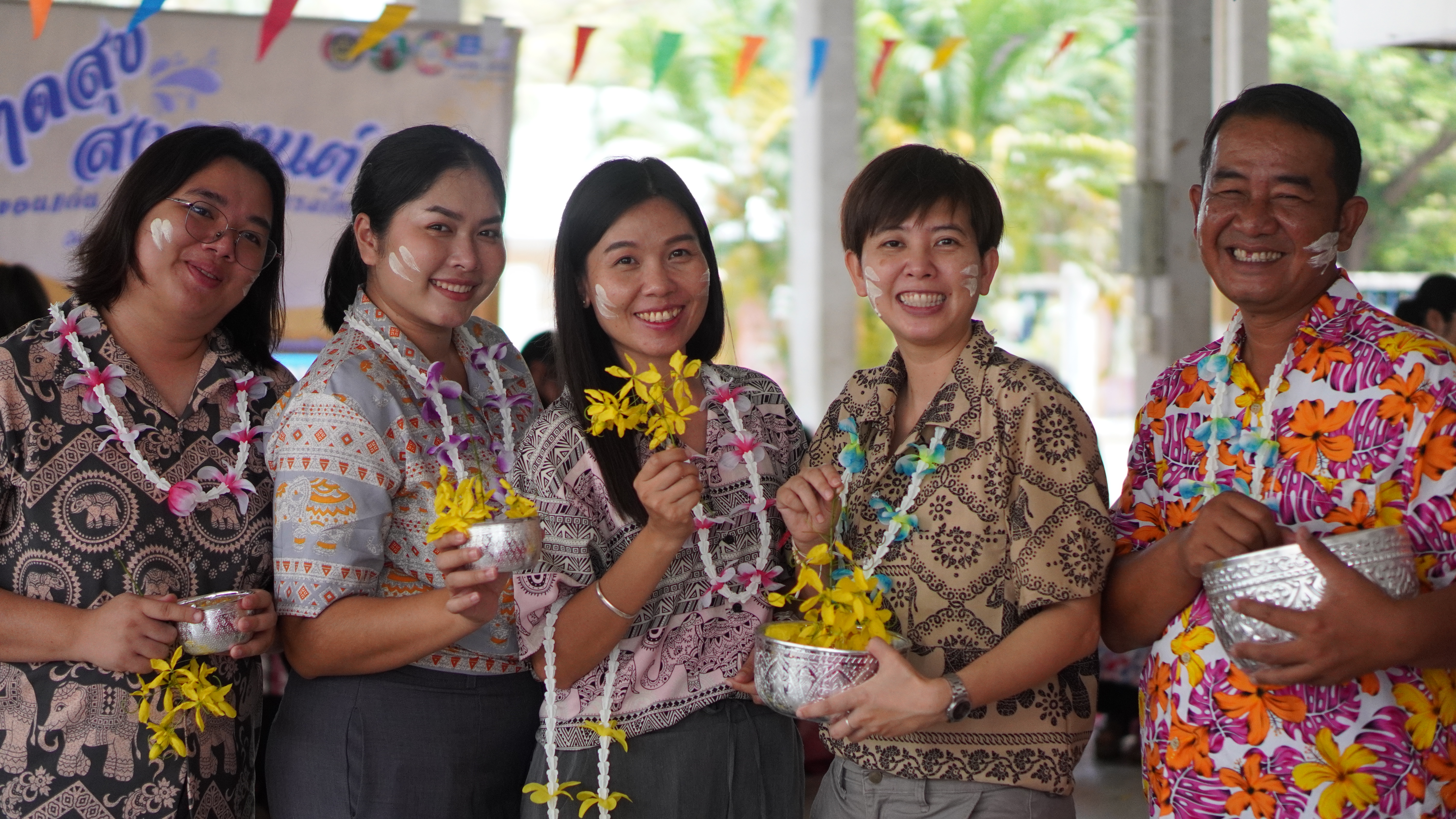 พช.ขอนแก่น : รดน้ำ ขอพร เนื่องในวันสงกรานต์ ประจำปี 2568