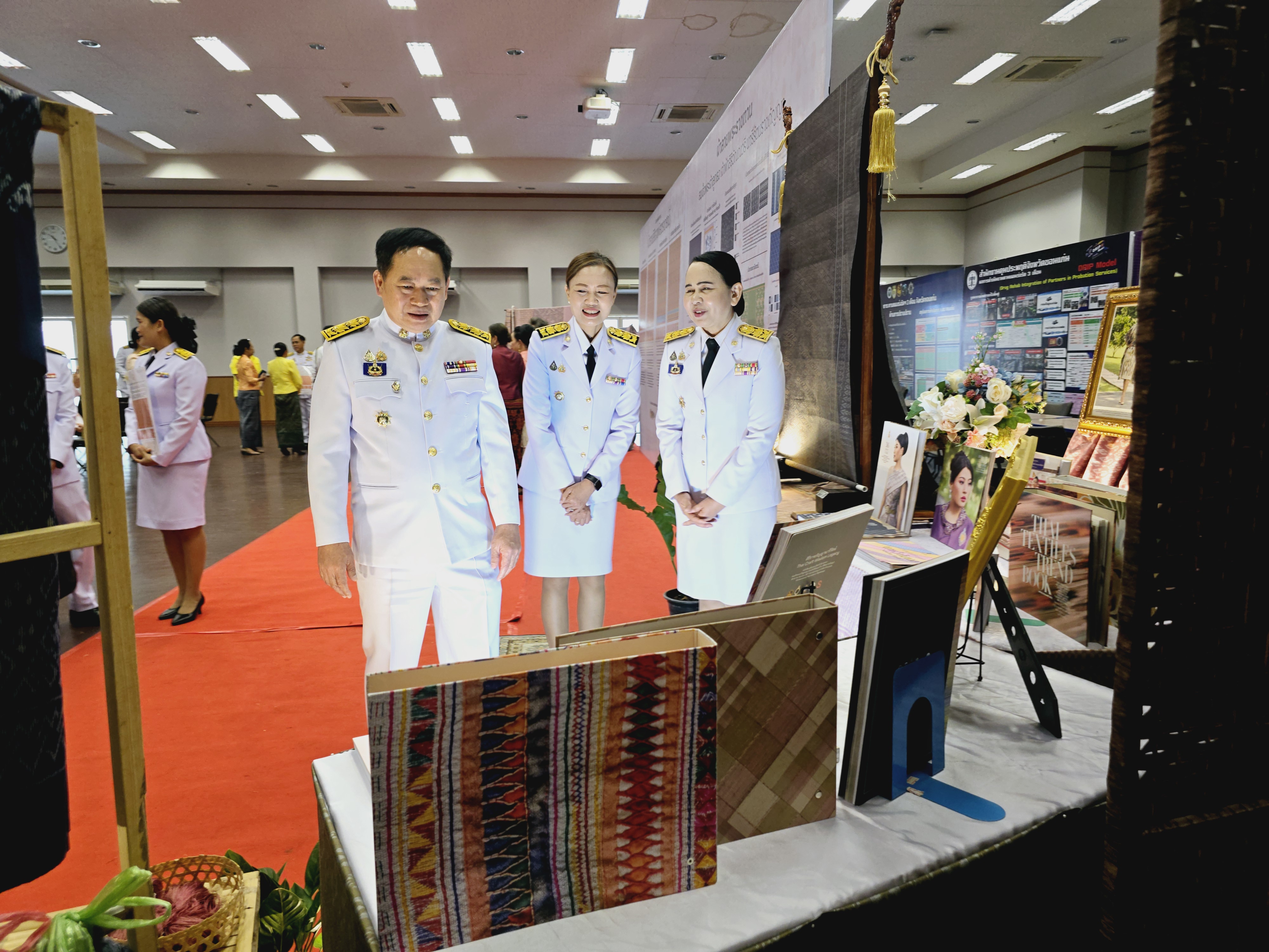 จังหวัดขอนแก่น : จัดพิธีมอบลายผ้าพระราชทาน “ลายสิริราชพัสตราภรณ์”