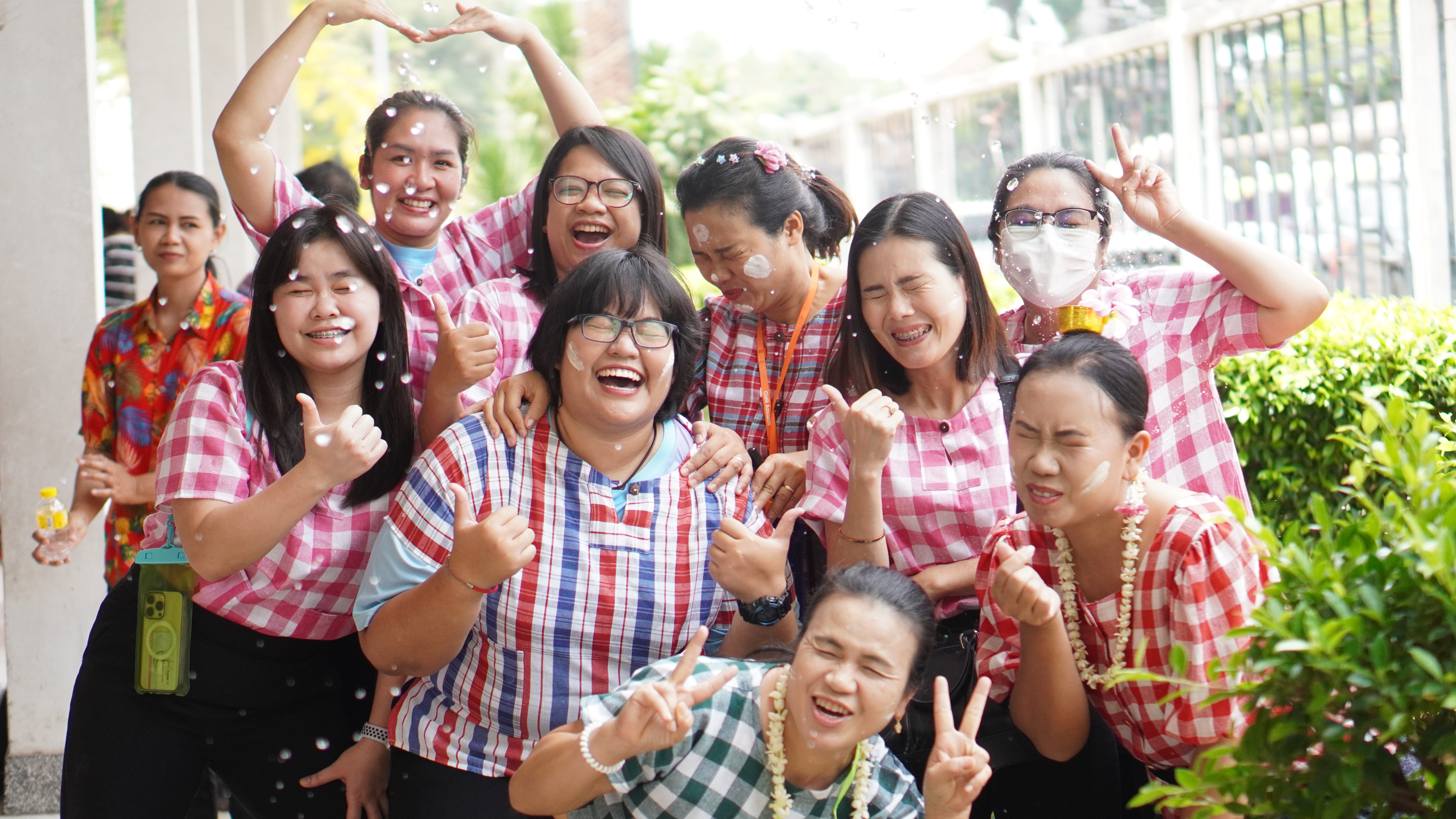 พช.ขอนแก่น : รดน้ำ ขอพร เนื่องในวันสงกรานต์ ประจำปี 2568