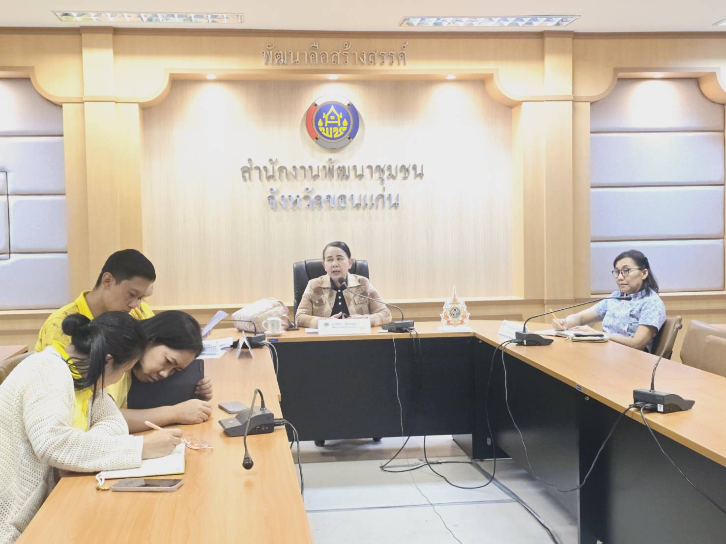 พช.ขอนแก่น : ประชุมเตรียมความพร้อม จัดพิธีมอบแบบลายผ้าพระราชทาน “ผ้าลายสิริราชพัสตราภรณ์” จังหวัดขอนแก่น ที่จะจัดขึ้นในวันที่ 8 เมษายน 2568